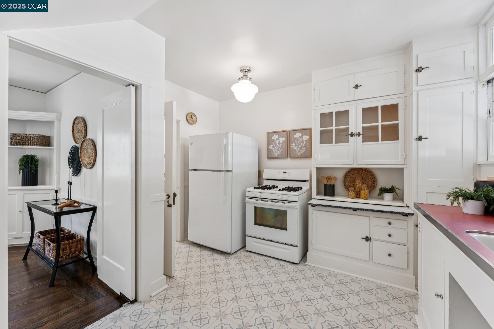 2450 Hillside Ave, Berkeley, California 94704, 3 Bedrooms Bedrooms, 7 Rooms Rooms,1 BathroomBathrooms,Residential,For Sale,2450 Hillside Ave,41103269