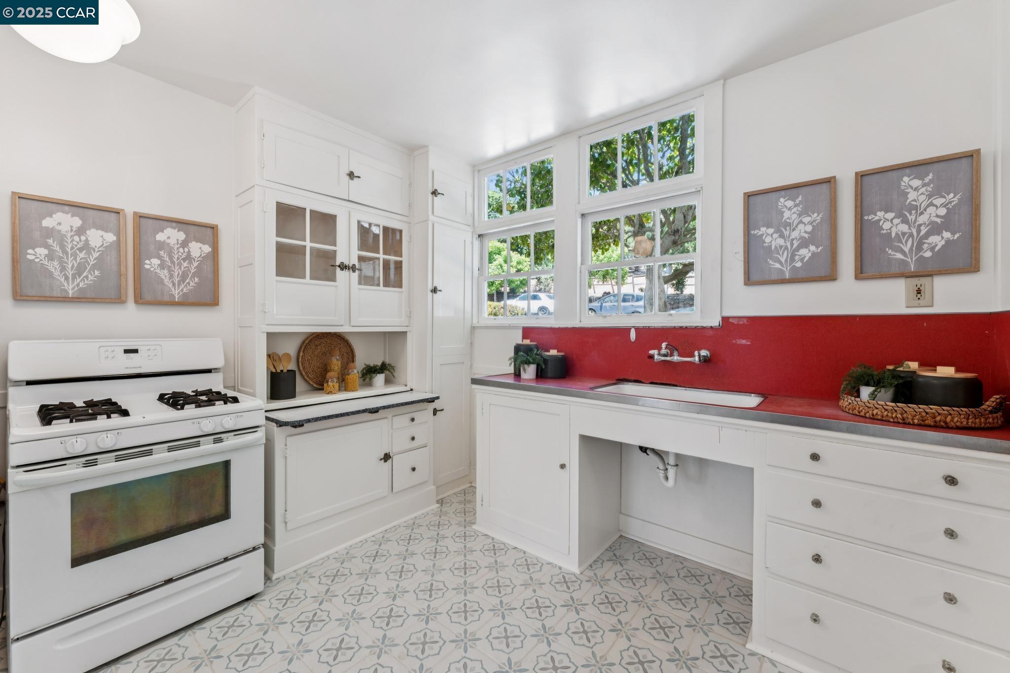 2450 Hillside Ave, Berkeley, California 94704, 3 Bedrooms Bedrooms, 7 Rooms Rooms,1 BathroomBathrooms,Residential,For Sale,2450 Hillside Ave,41103269