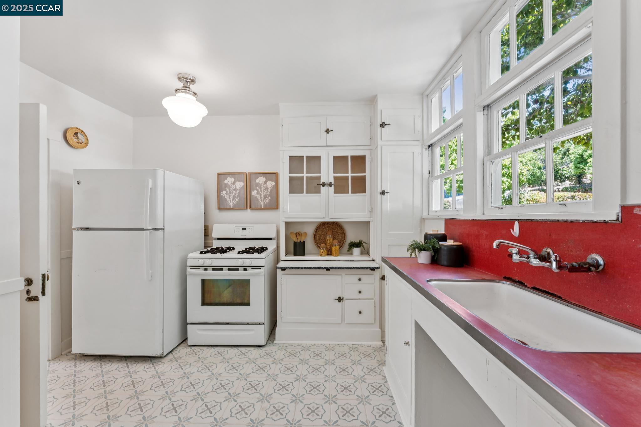 2450 Hillside Ave, Berkeley, California 94704, 3 Bedrooms Bedrooms, 7 Rooms Rooms,1 BathroomBathrooms,Residential,For Sale,2450 Hillside Ave,41103269
