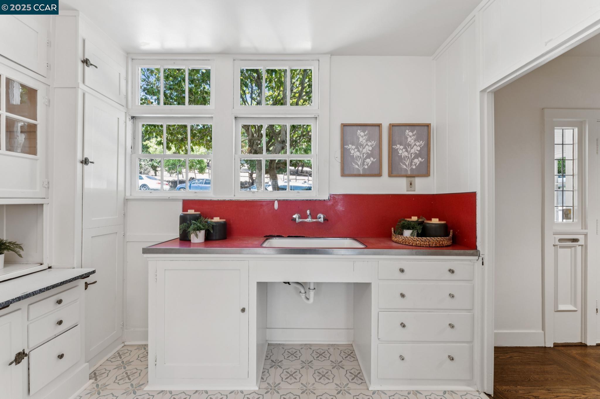 2450 Hillside Ave, Berkeley, California 94704, 3 Bedrooms Bedrooms, 7 Rooms Rooms,1 BathroomBathrooms,Residential,For Sale,2450 Hillside Ave,41103269