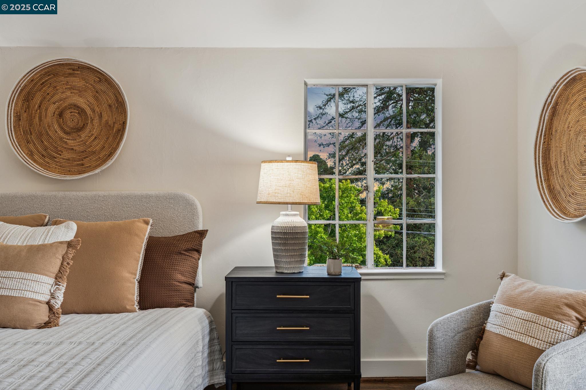 2450 Hillside Ave, Berkeley, California 94704, 3 Bedrooms Bedrooms, 7 Rooms Rooms,1 BathroomBathrooms,Residential,For Sale,2450 Hillside Ave,41103269