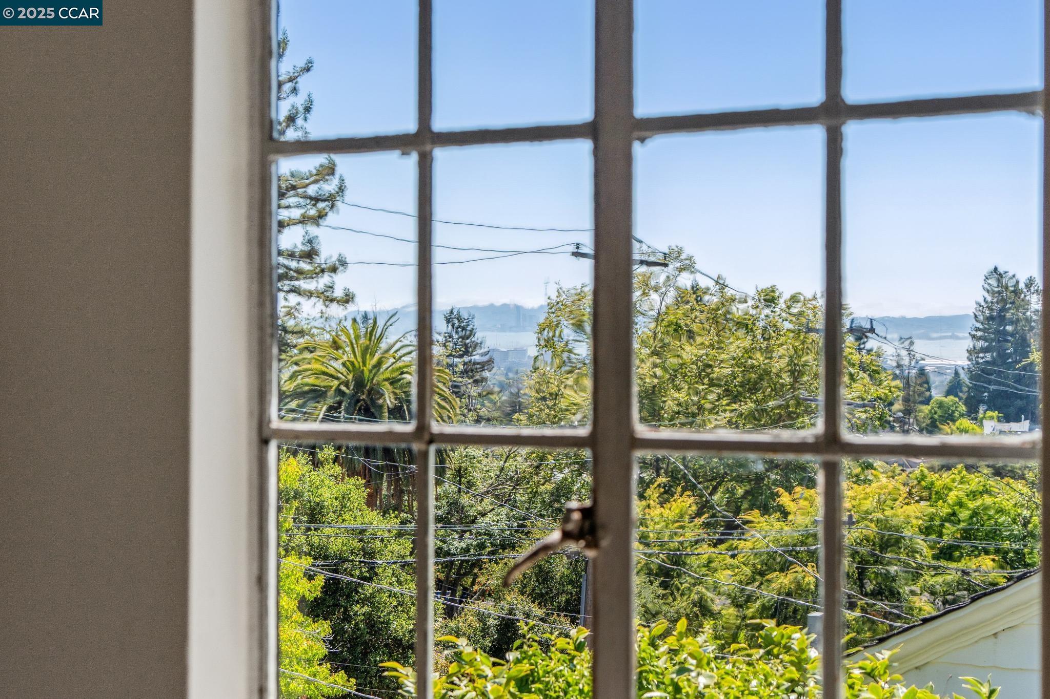 2450 Hillside Ave, Berkeley, California 94704, 3 Bedrooms Bedrooms, 7 Rooms Rooms,1 BathroomBathrooms,Residential,For Sale,2450 Hillside Ave,41103269