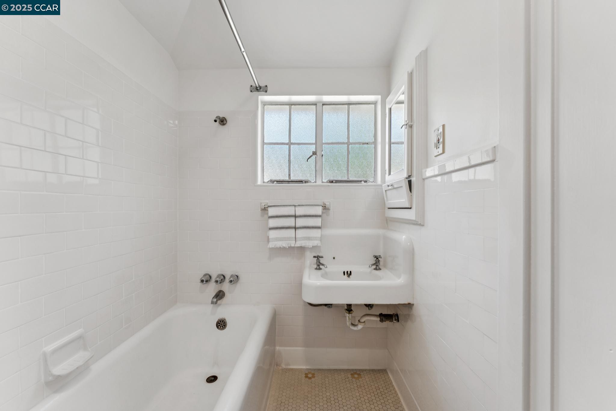 2450 Hillside Ave, Berkeley, California 94704, 3 Bedrooms Bedrooms, 7 Rooms Rooms,1 BathroomBathrooms,Residential,For Sale,2450 Hillside Ave,41103269