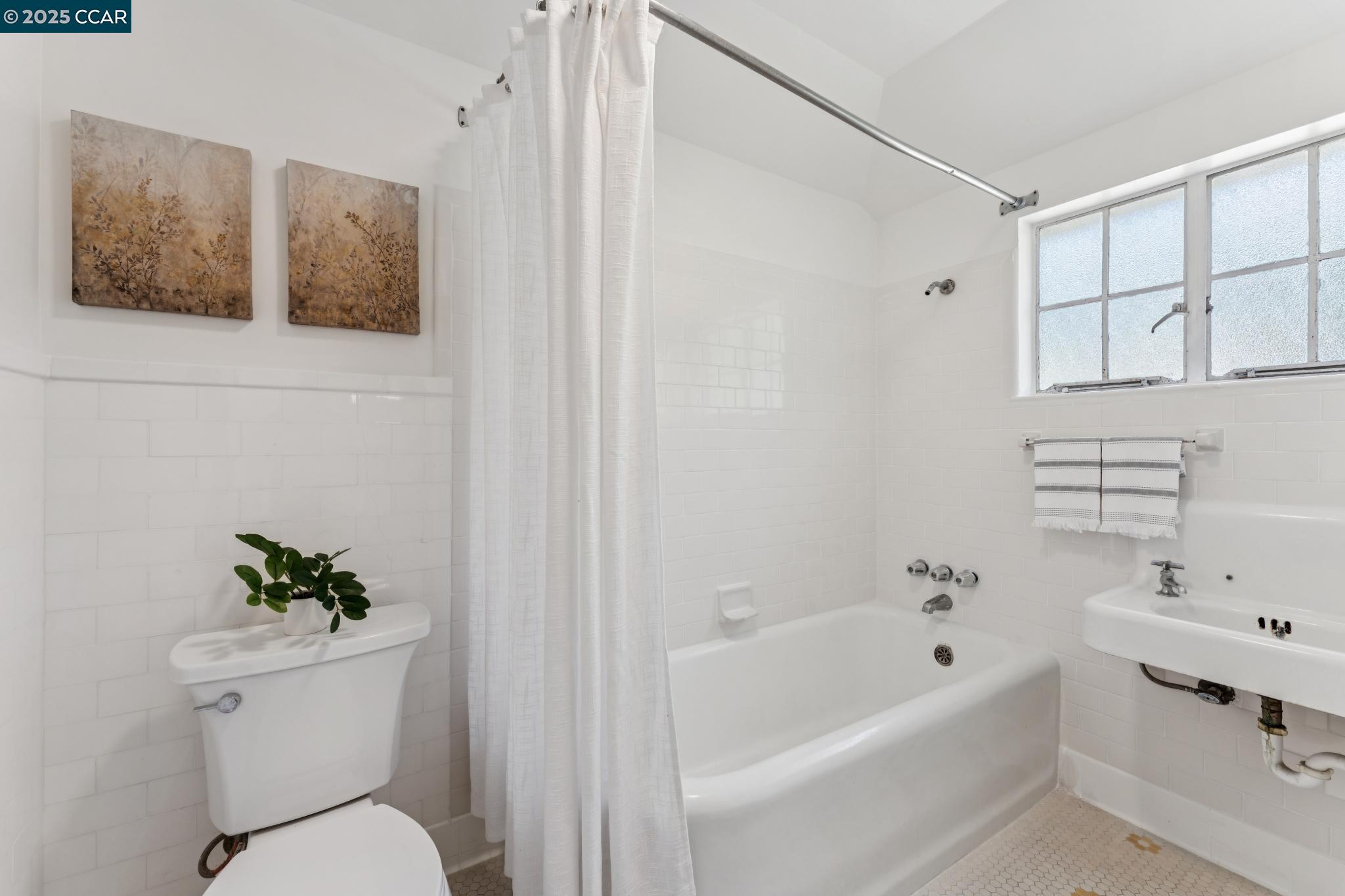 2450 Hillside Ave, Berkeley, California 94704, 3 Bedrooms Bedrooms, 7 Rooms Rooms,1 BathroomBathrooms,Residential,For Sale,2450 Hillside Ave,41103269