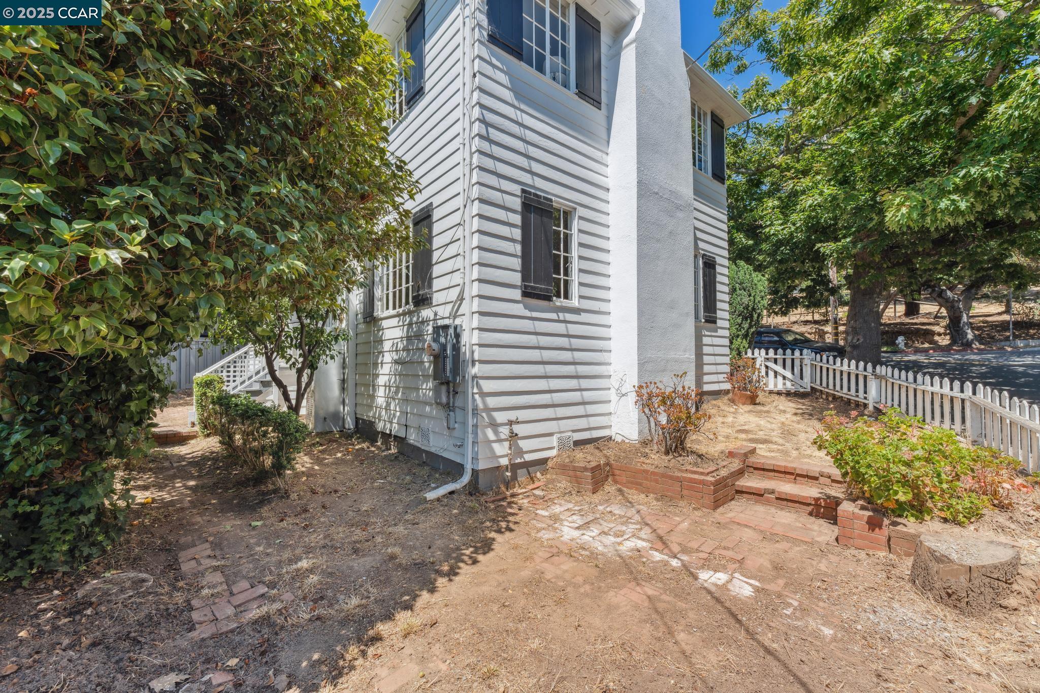 2450 Hillside Ave, Berkeley, California 94704, 3 Bedrooms Bedrooms, 7 Rooms Rooms,1 BathroomBathrooms,Residential,For Sale,2450 Hillside Ave,41103269