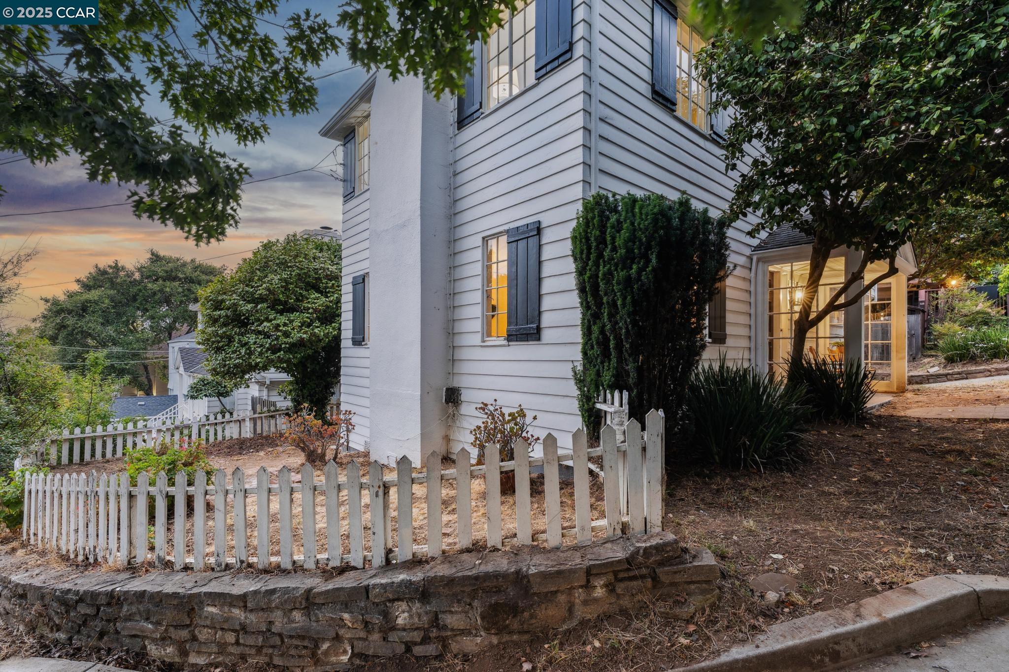 2450 Hillside Ave, Berkeley, California 94704, 3 Bedrooms Bedrooms, 7 Rooms Rooms,1 BathroomBathrooms,Residential,For Sale,2450 Hillside Ave,41103269