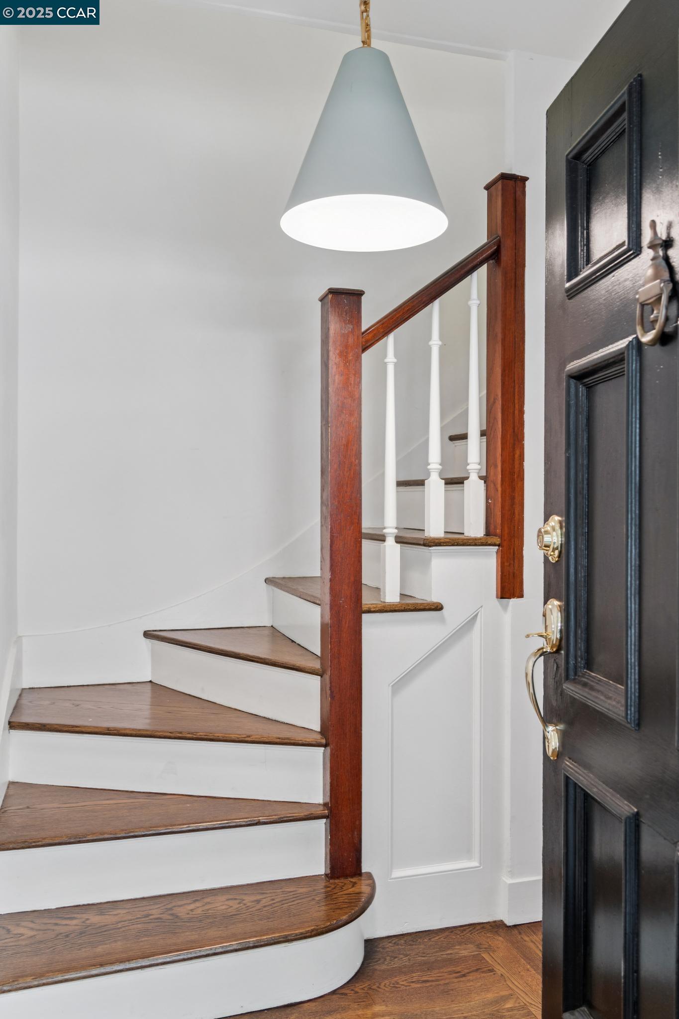 2450 Hillside Ave, Berkeley, California 94704, 3 Bedrooms Bedrooms, 7 Rooms Rooms,1 BathroomBathrooms,Residential,For Sale,2450 Hillside Ave,41103269
