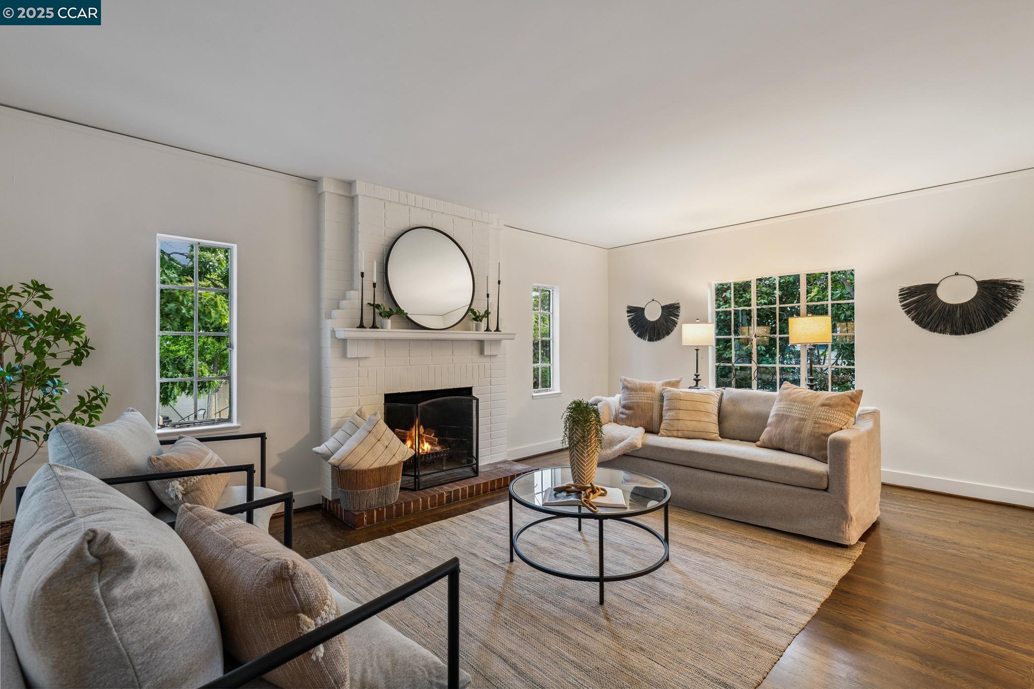 2450 Hillside Ave, Berkeley, California 94704, 3 Bedrooms Bedrooms, 7 Rooms Rooms,1 BathroomBathrooms,Residential,For Sale,2450 Hillside Ave,41103269