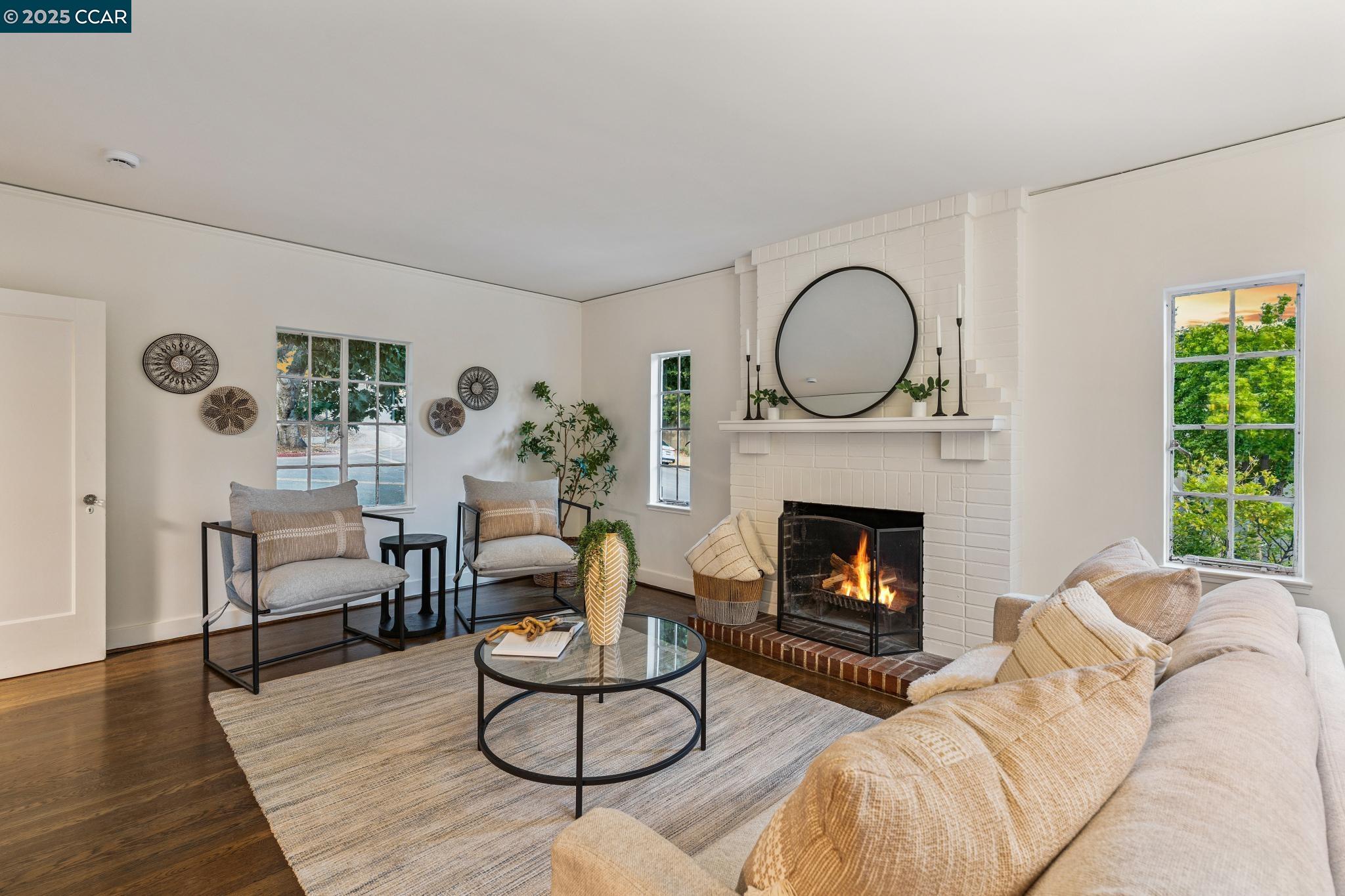 2450 Hillside Ave, Berkeley, California 94704, 3 Bedrooms Bedrooms, 7 Rooms Rooms,1 BathroomBathrooms,Residential,For Sale,2450 Hillside Ave,41103269