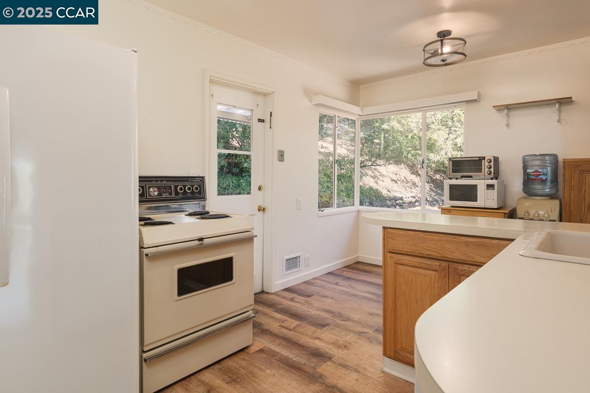 877 Mountain View Dr, Lafayette, California 94549, 3 Bedrooms Bedrooms, 6 Rooms Rooms,2 BathroomsBathrooms,Residential,For Sale,877 Mountain View Dr,41103274