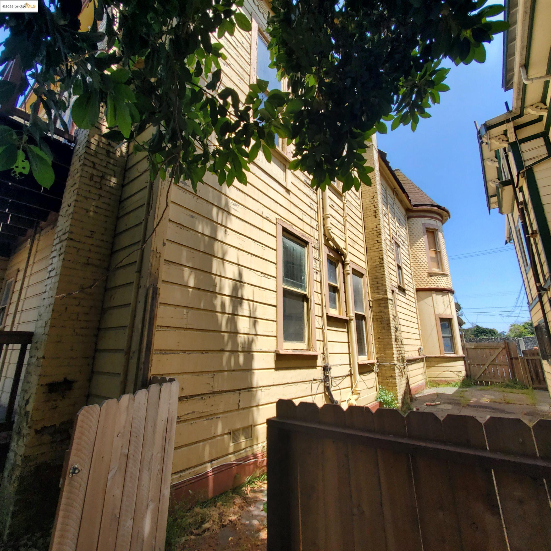 1737 13Th Ave, Oakland, California 94606, ,Residential Income,For Sale,1737 13Th Ave,41103275