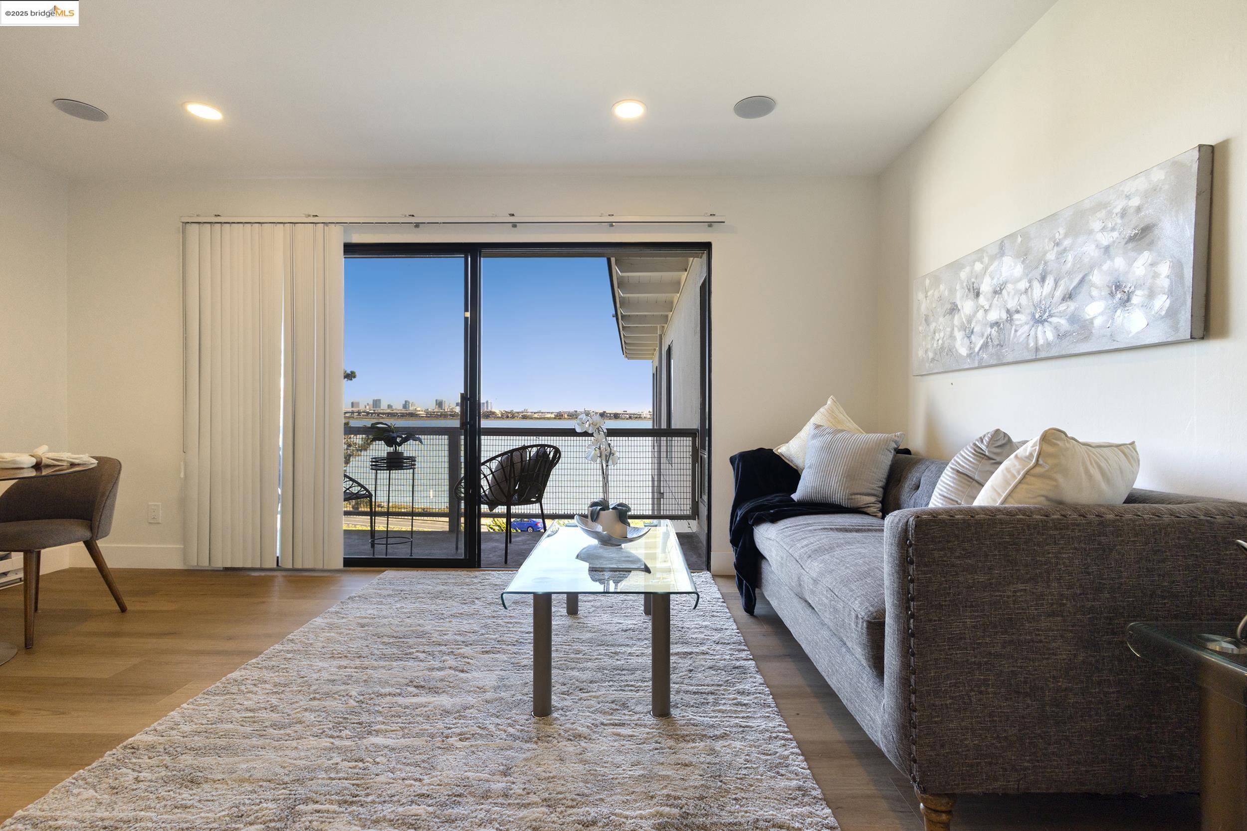 Detail Gallery Image 3 of 25 For 2 Anchor #F497,  Emeryville,  CA 94608 - 1 Beds | 1 Baths