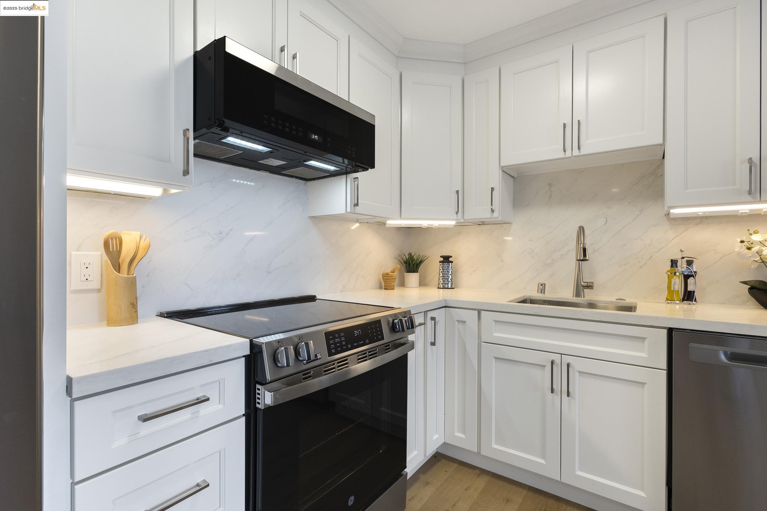 Detail Gallery Image 7 of 25 For 2 Anchor #F497,  Emeryville,  CA 94608 - 1 Beds | 1 Baths