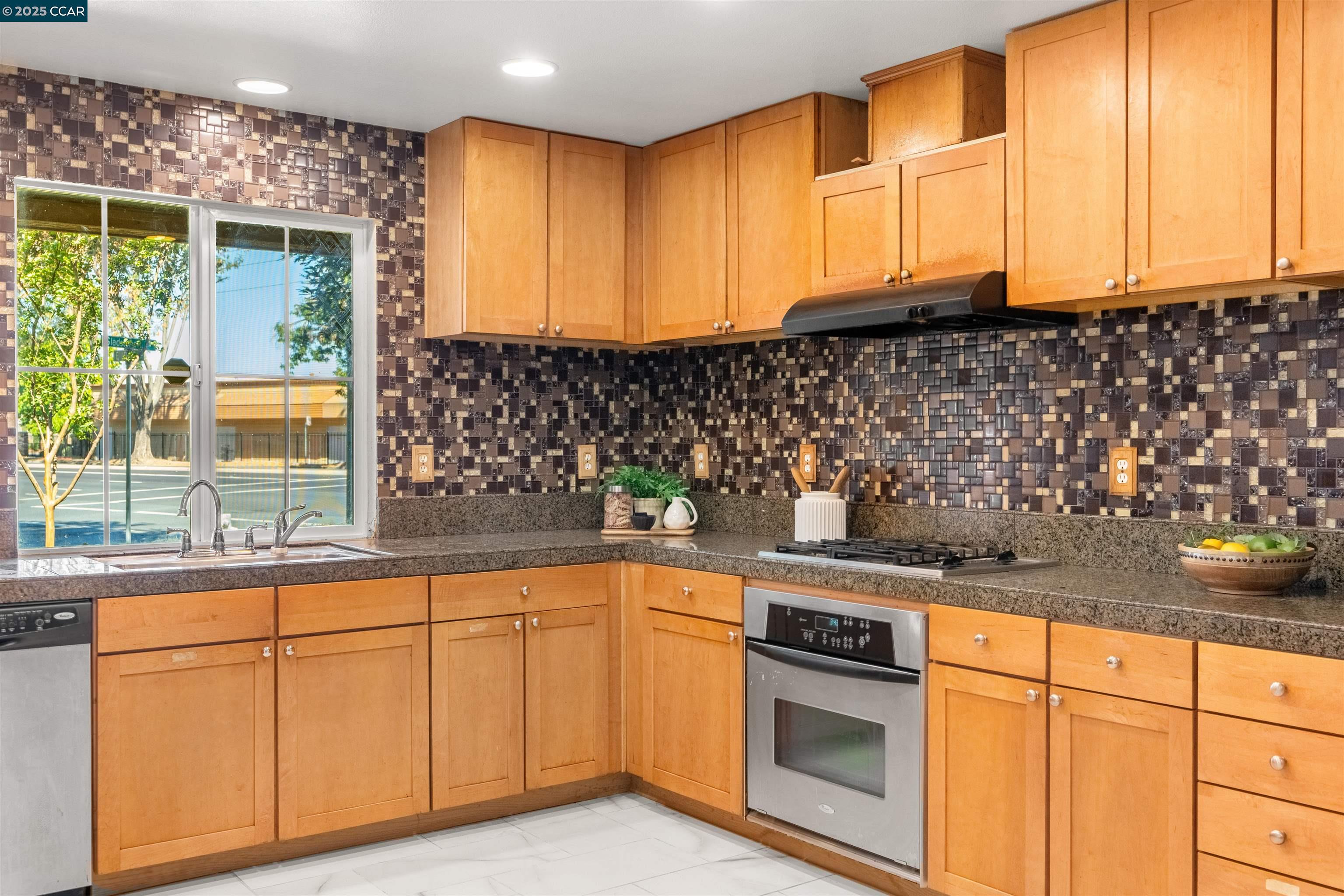 Detail Gallery Image 10 of 39 For 110 Mars Ct, Pittsburg,  CA 94565 - 5 Beds | 3 Baths