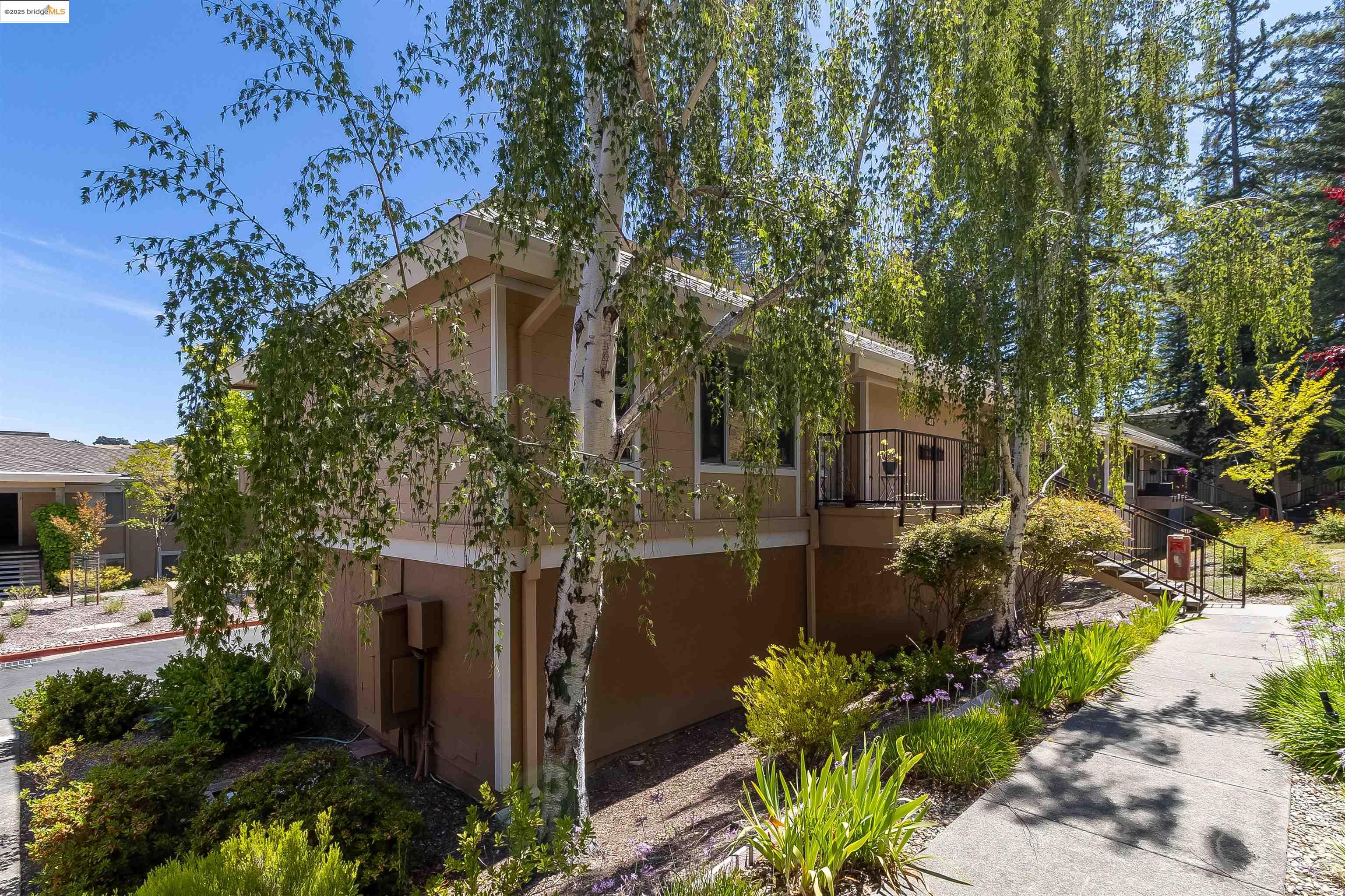Detail Gallery Image 2 of 25 For 1405 Ptarmigan Dr #1,  Walnut Creek,  CA 94595 - 1 Beds | 1 Baths