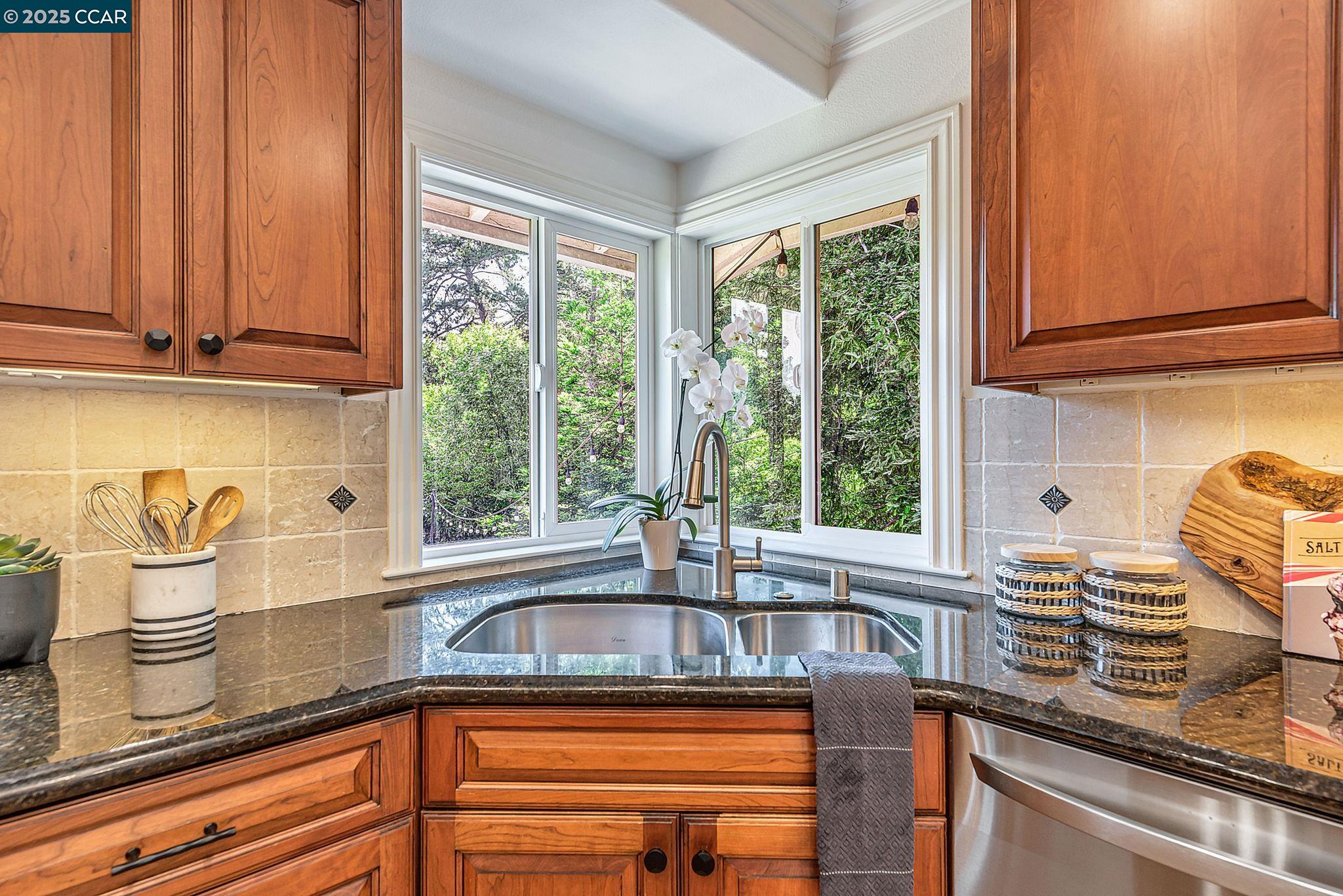 Detail Gallery Image 16 of 55 For 285 Moraga Way, Orinda,  CA 94563 - 3 Beds | 3 Baths