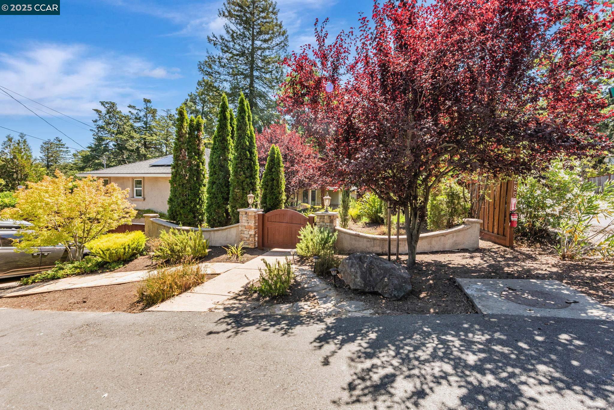 Detail Gallery Image 4 of 55 For 285 Moraga Way, Orinda,  CA 94563 - 3 Beds | 3 Baths
