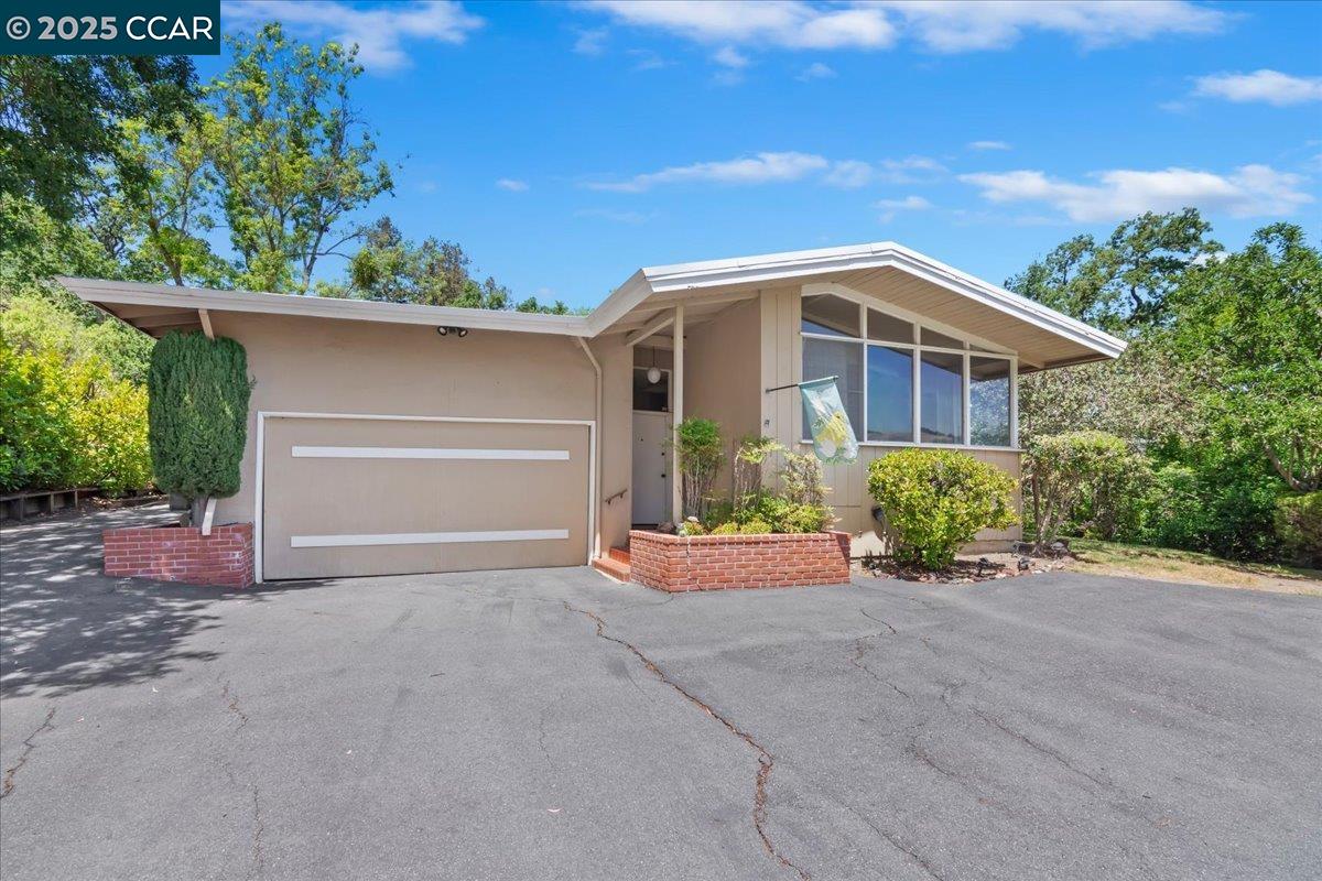 645 Evelyn Ct, Lafayette, California 94549, 4 Bedrooms Bedrooms, 8 Rooms Rooms,2 BathroomsBathrooms,Residential,For Sale,645 Evelyn Ct,41103283