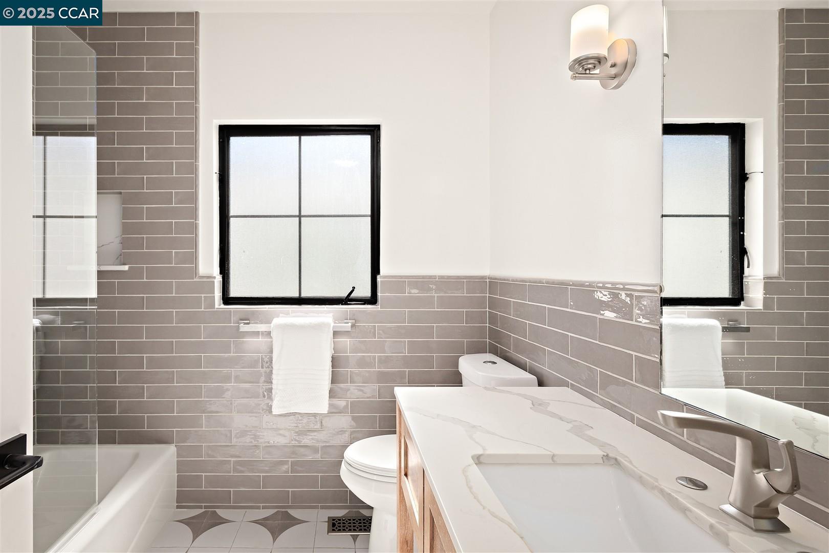 Detail Gallery Image 17 of 60 For 627 59th St, Oakland,  CA 94609 - 4 Beds | 3 Baths