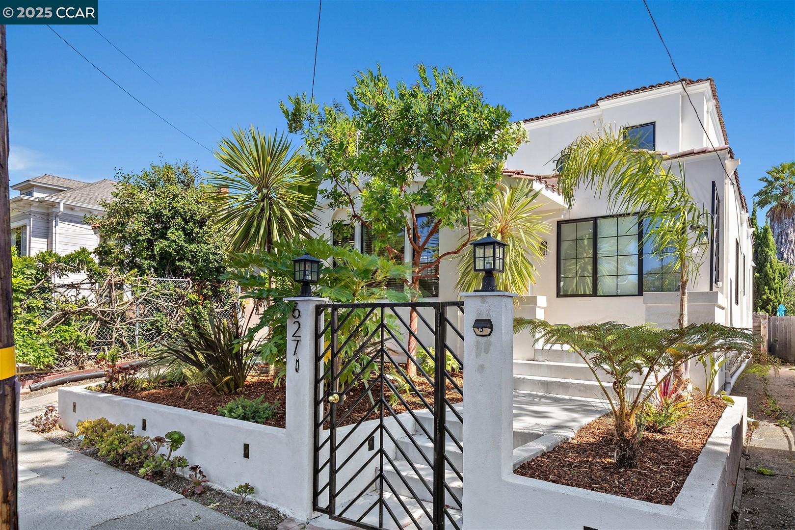 Detail Gallery Image 4 of 60 For 627 59th St, Oakland,  CA 94609 - 4 Beds | 3 Baths