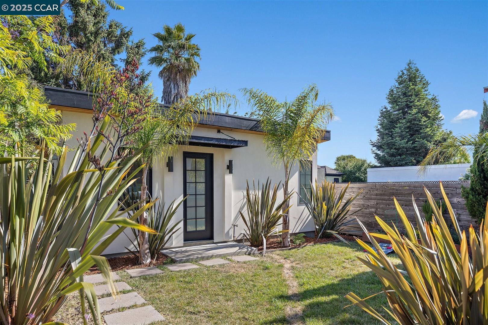 Detail Gallery Image 37 of 60 For 627 59th St, Oakland,  CA 94609 - 4 Beds | 3 Baths