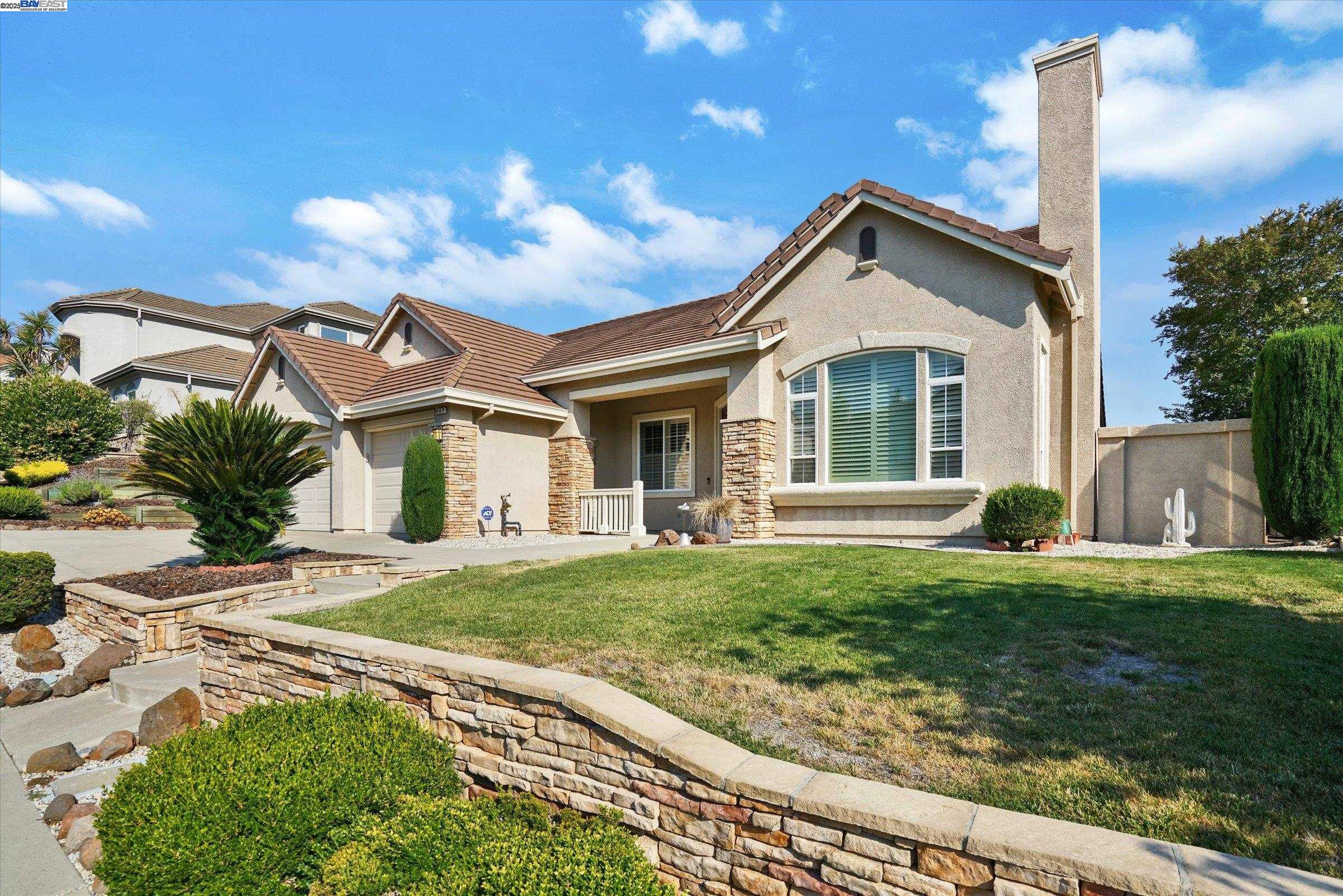Detail Gallery Image 2 of 30 For 947 Autumn Oak Circle, Concord,  CA 94521 - 4 Beds | 2 Baths