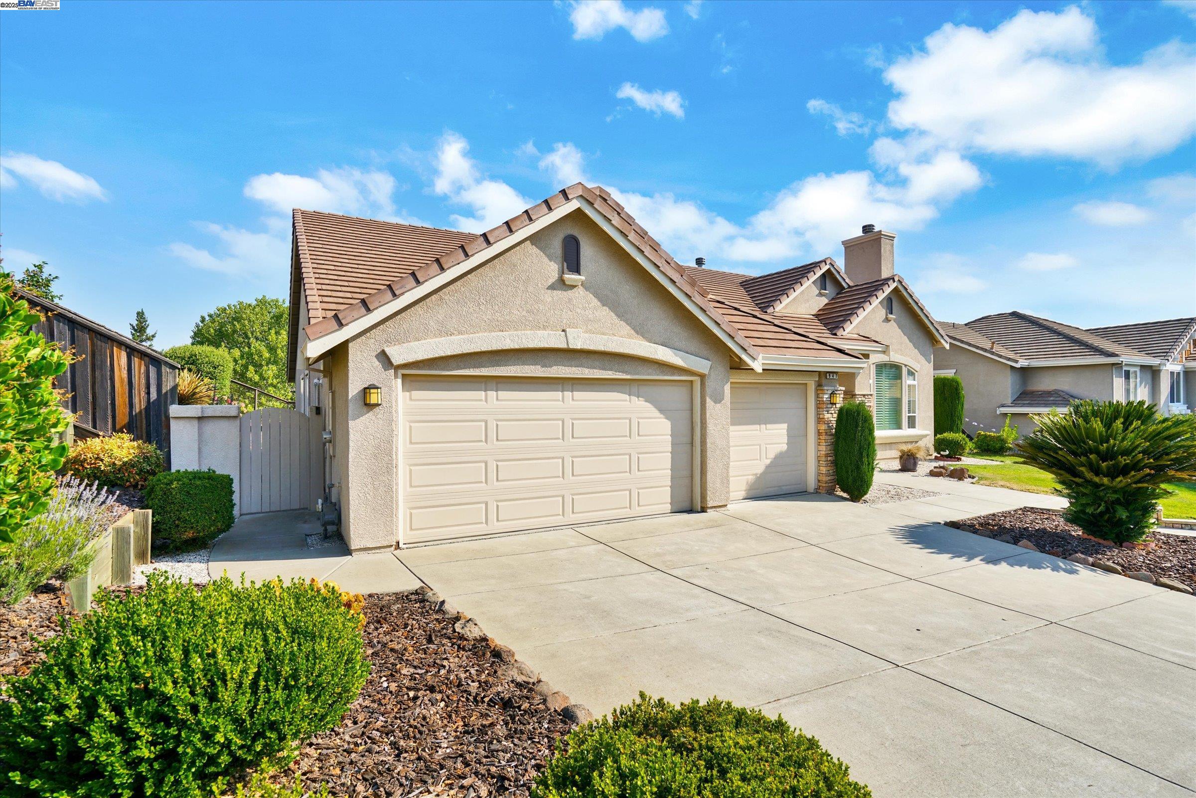 Detail Gallery Image 3 of 30 For 947 Autumn Oak Circle, Concord,  CA 94521 - 4 Beds | 2 Baths