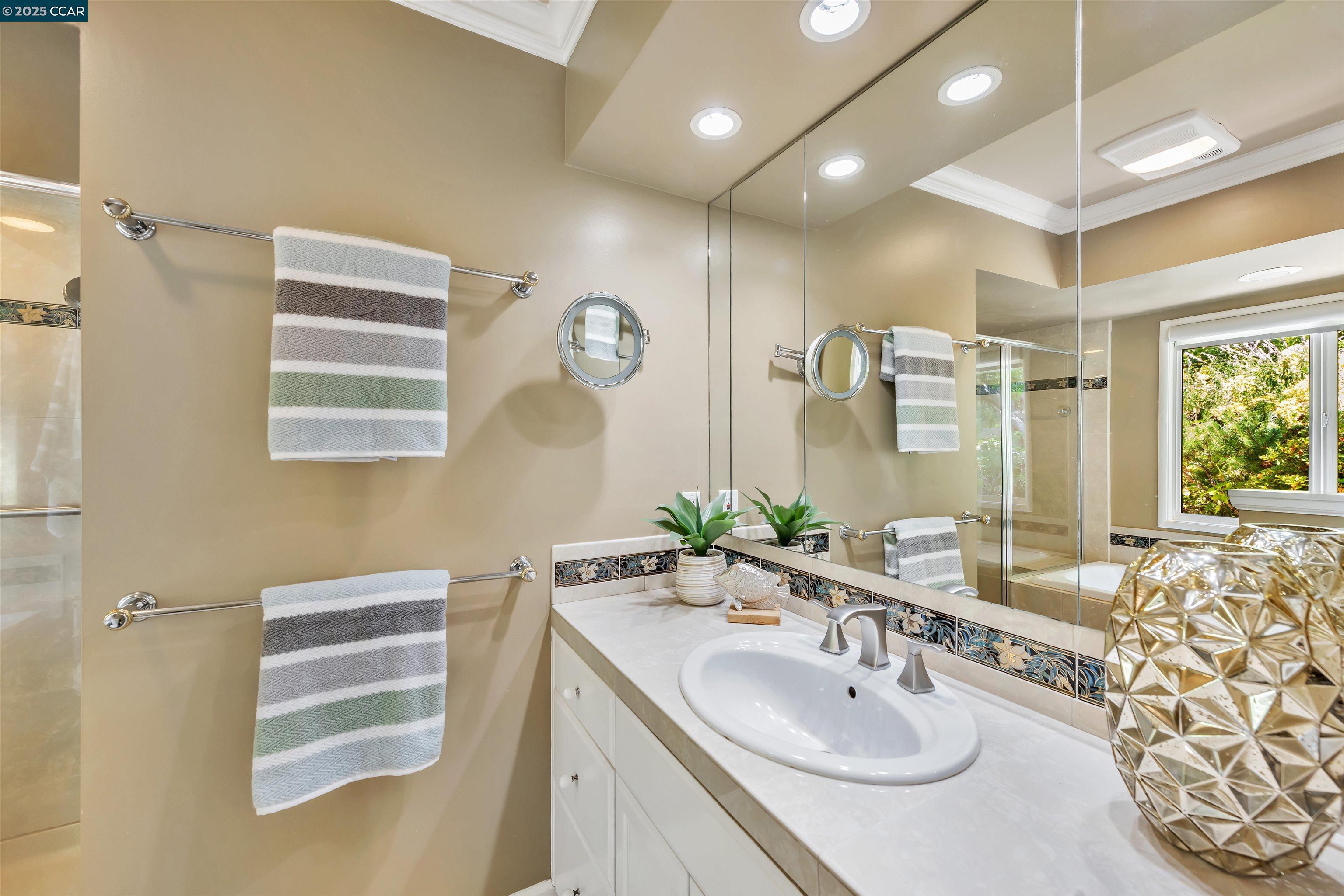 Detail Gallery Image 21 of 51 For 23 El Verano, Orinda,  CA 94563 - 4 Beds | 3 Baths
