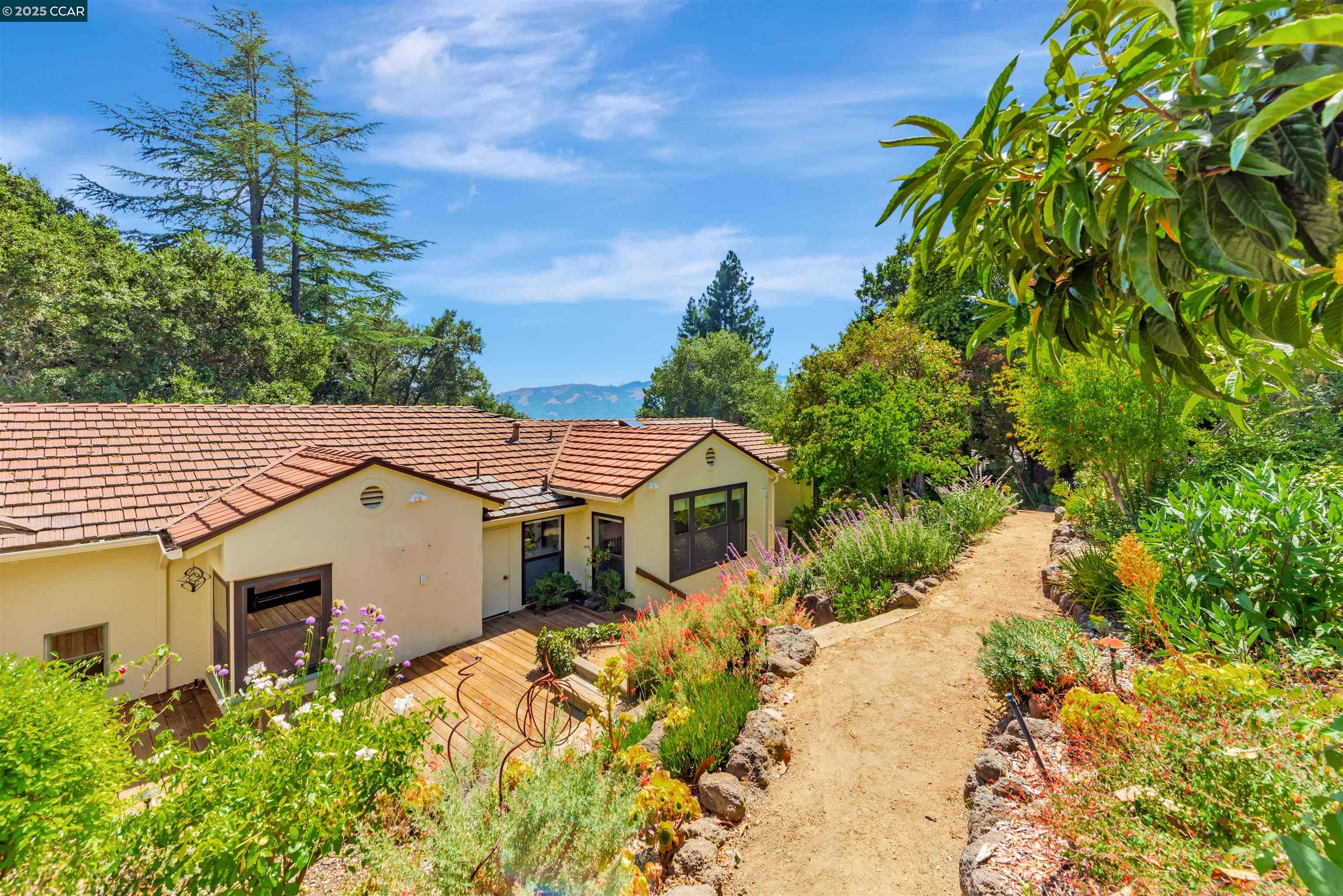 Detail Gallery Image 34 of 51 For 23 El Verano, Orinda,  CA 94563 - 4 Beds | 3 Baths