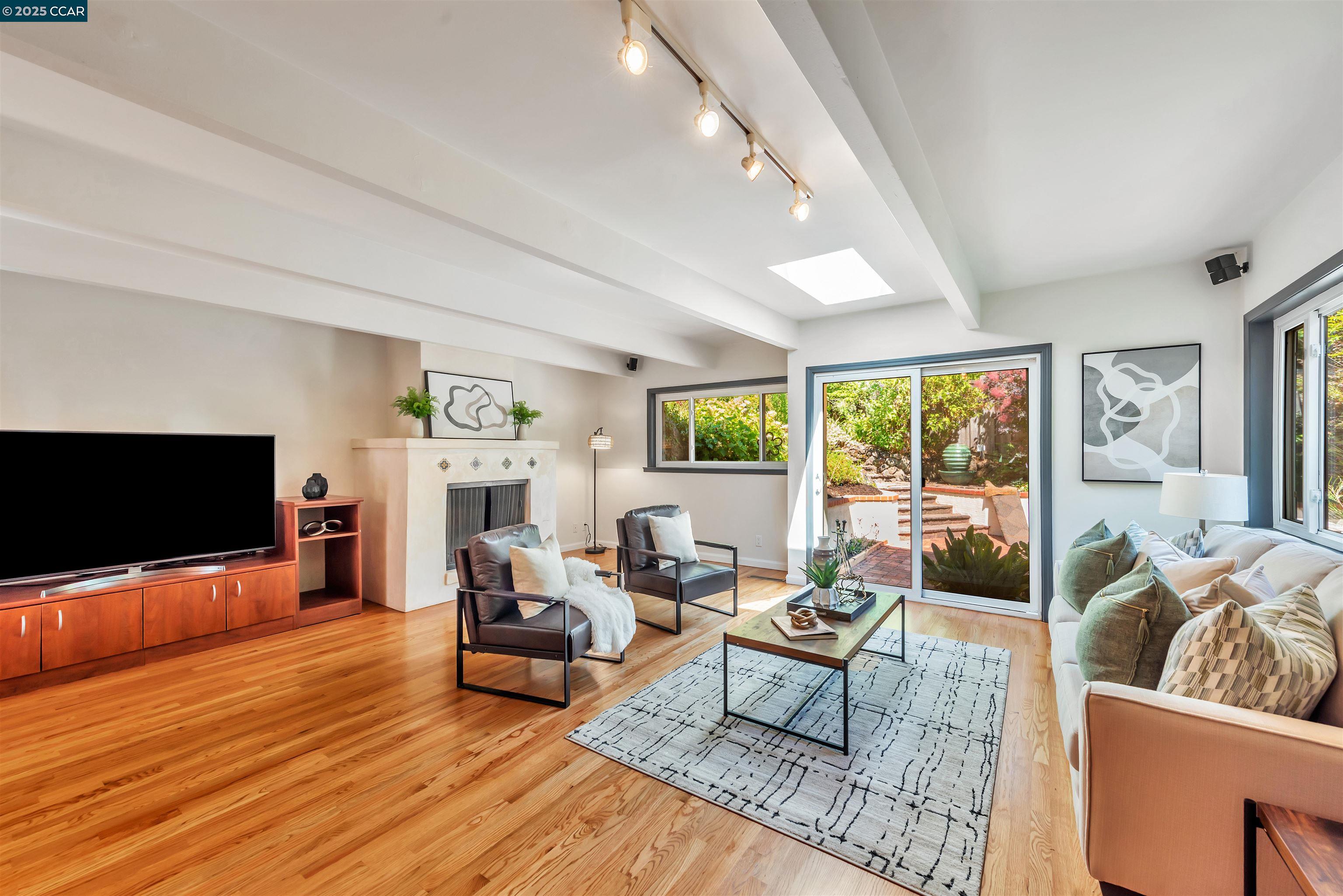 Detail Gallery Image 10 of 51 For 23 El Verano, Orinda,  CA 94563 - 4 Beds | 3 Baths