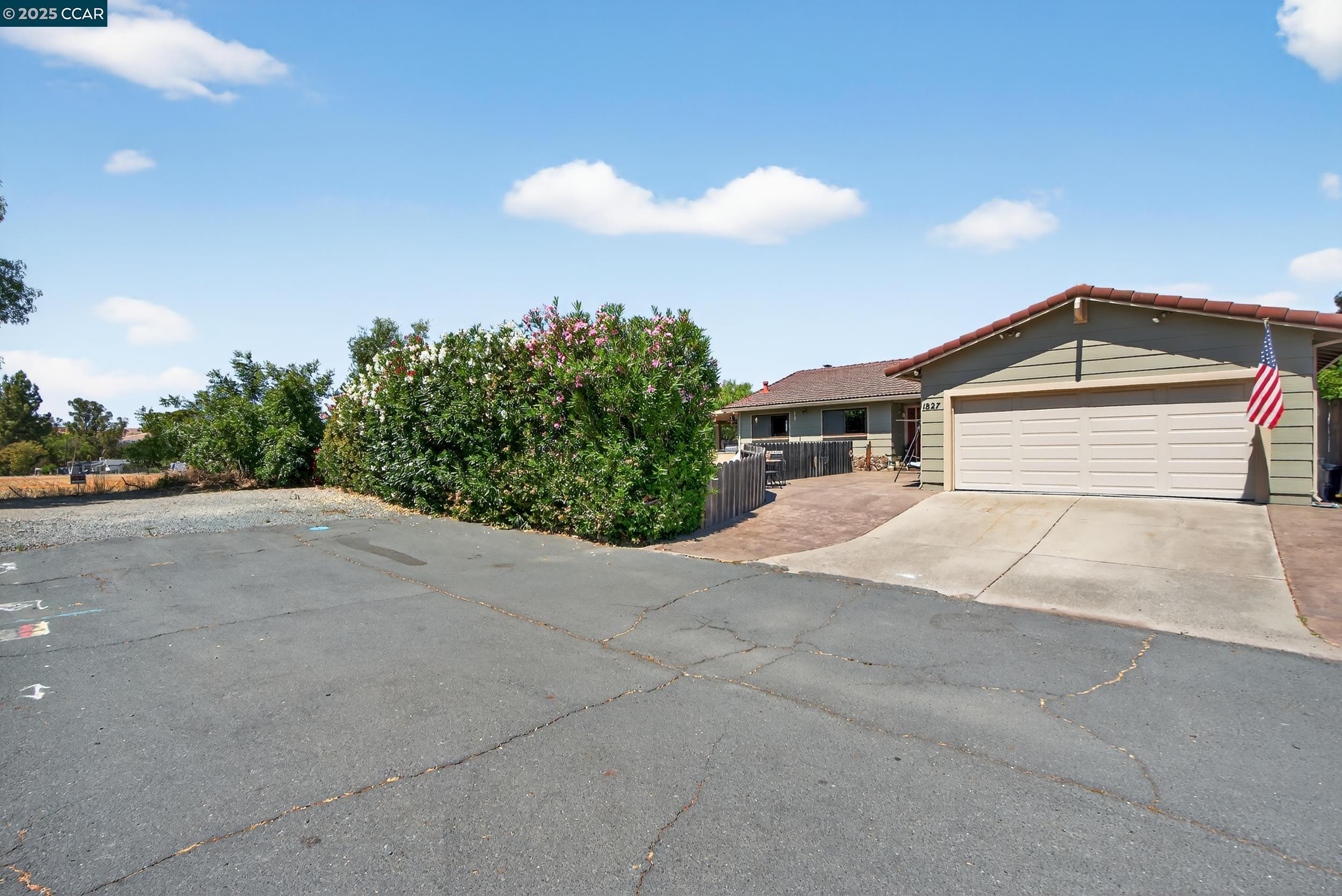 Detail Gallery Image 3 of 53 For 1827 Leo Ln, Concord,  CA 94521 - 4 Beds | 2 Baths