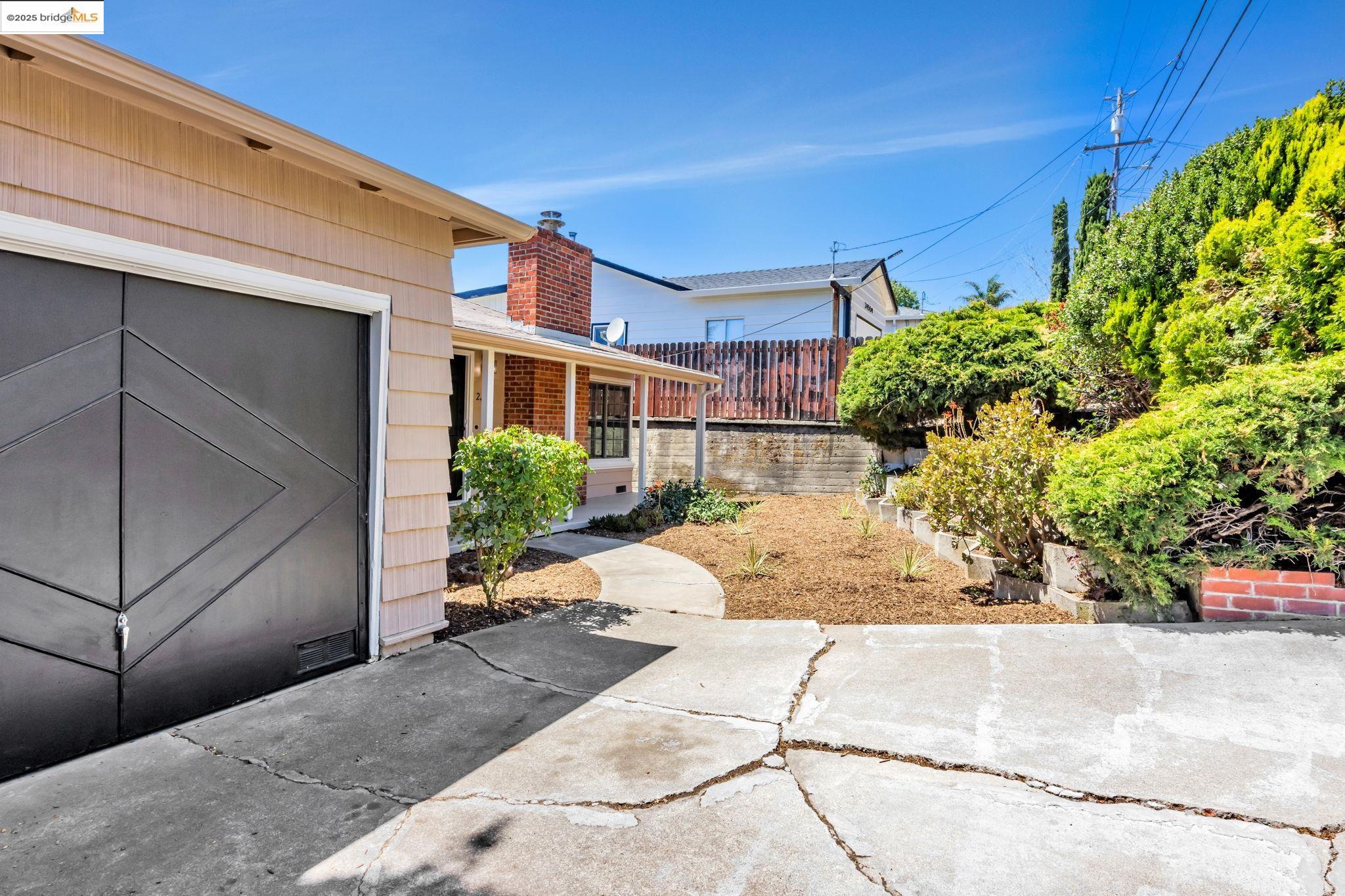 Detail Gallery Image 4 of 34 For 24575 Marie Drive, Hayward,  CA 94542 - 3 Beds | 2 Baths
