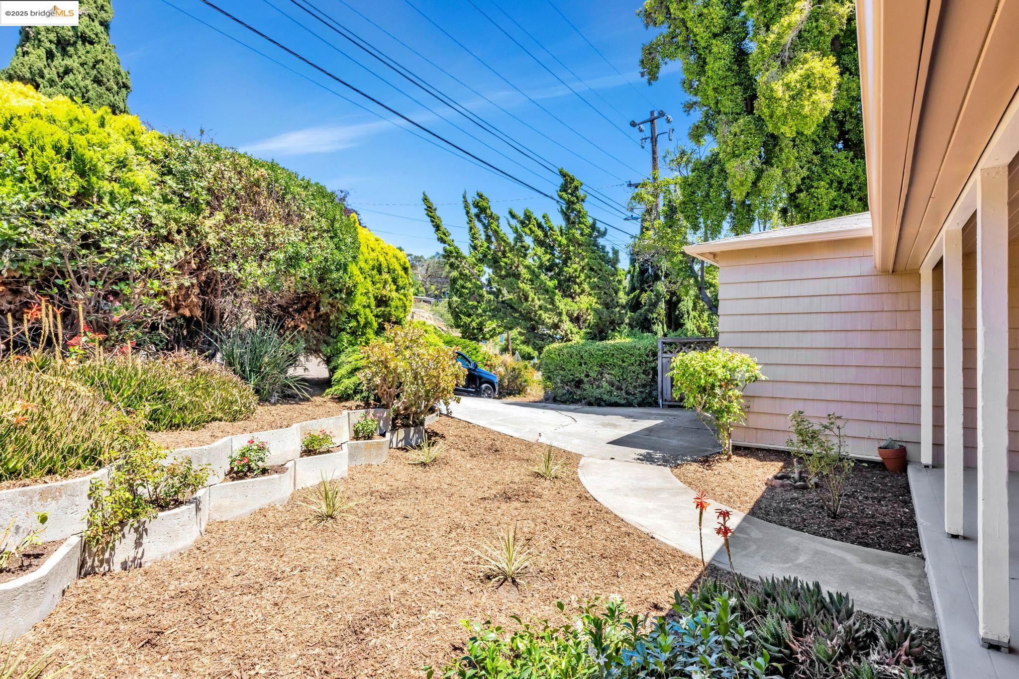 Detail Gallery Image 5 of 34 For 24575 Marie Drive, Hayward,  CA 94542 - 3 Beds | 2 Baths