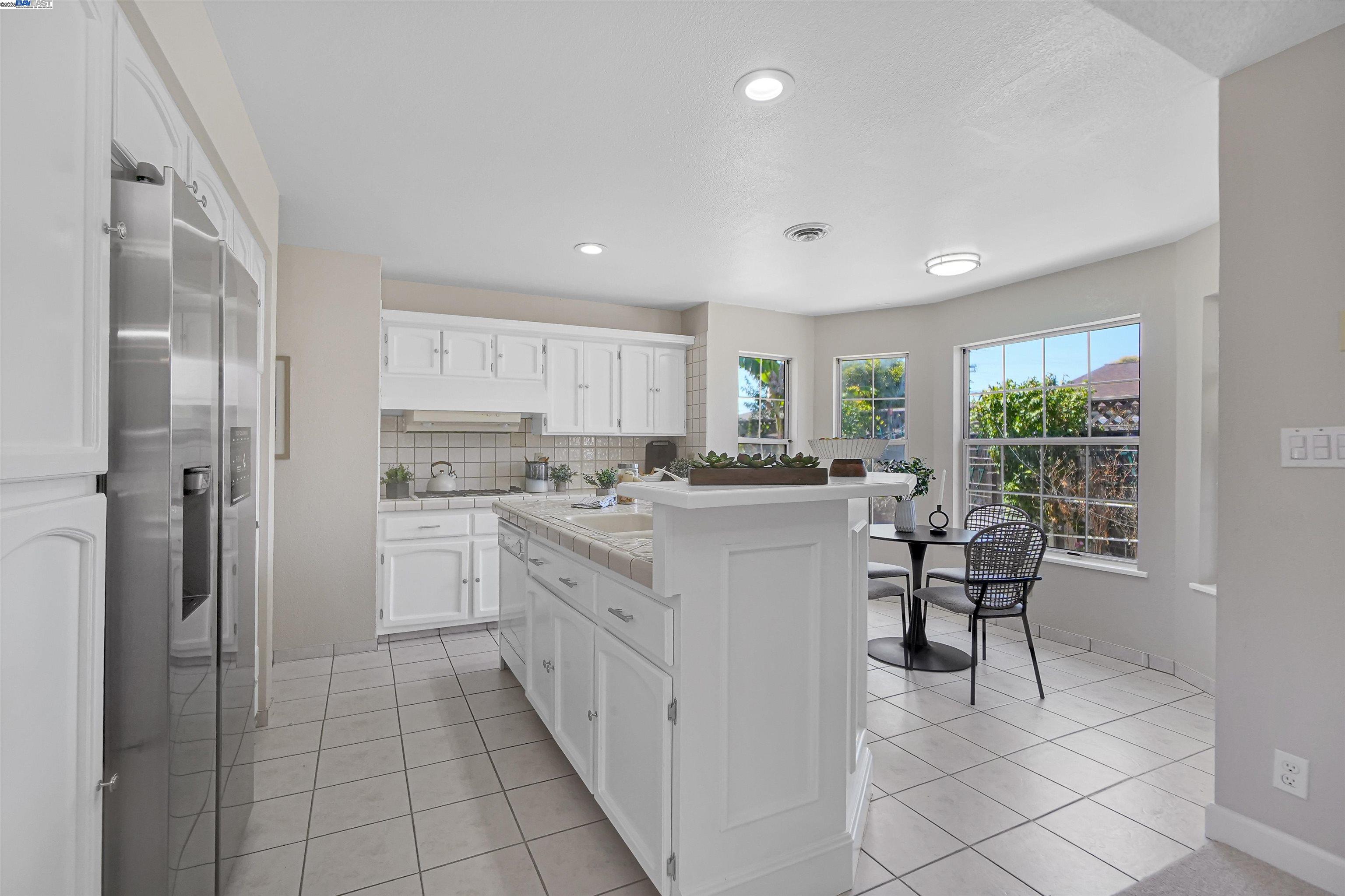 Detail Gallery Image 13 of 40 For 1925 Lilac Ave., Hayward,  CA 94545 - 4 Beds | 2 Baths