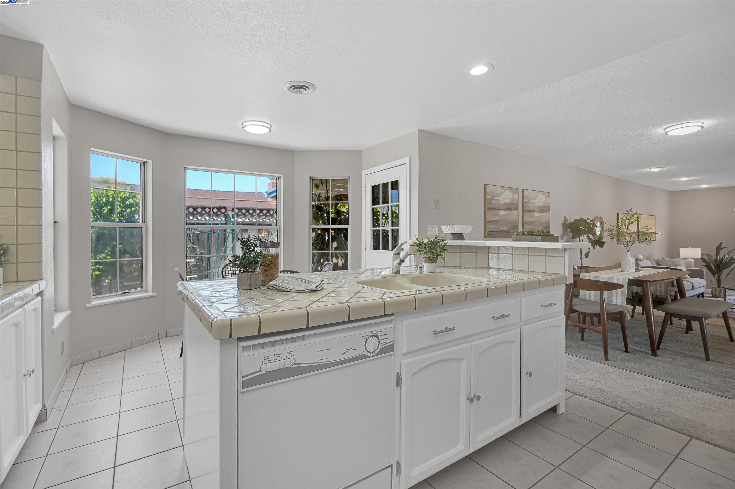 Detail Gallery Image 14 of 40 For 1925 Lilac Ave., Hayward,  CA 94545 - 4 Beds | 2 Baths