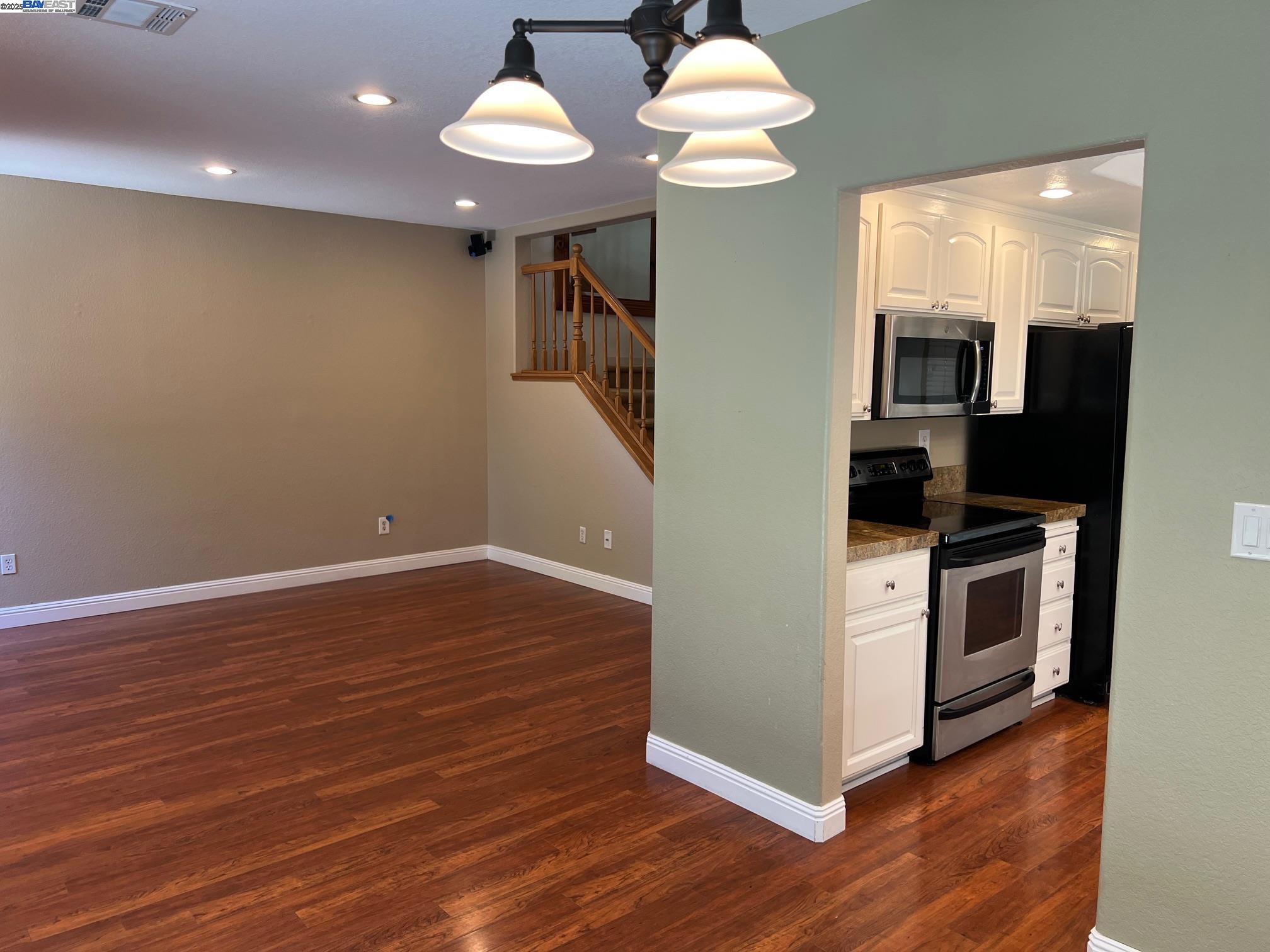 Detail Gallery Image 14 of 52 For 4173 Garibaldi Pl, Pleasanton,  CA 94566 - 3 Beds | 2/1 Baths