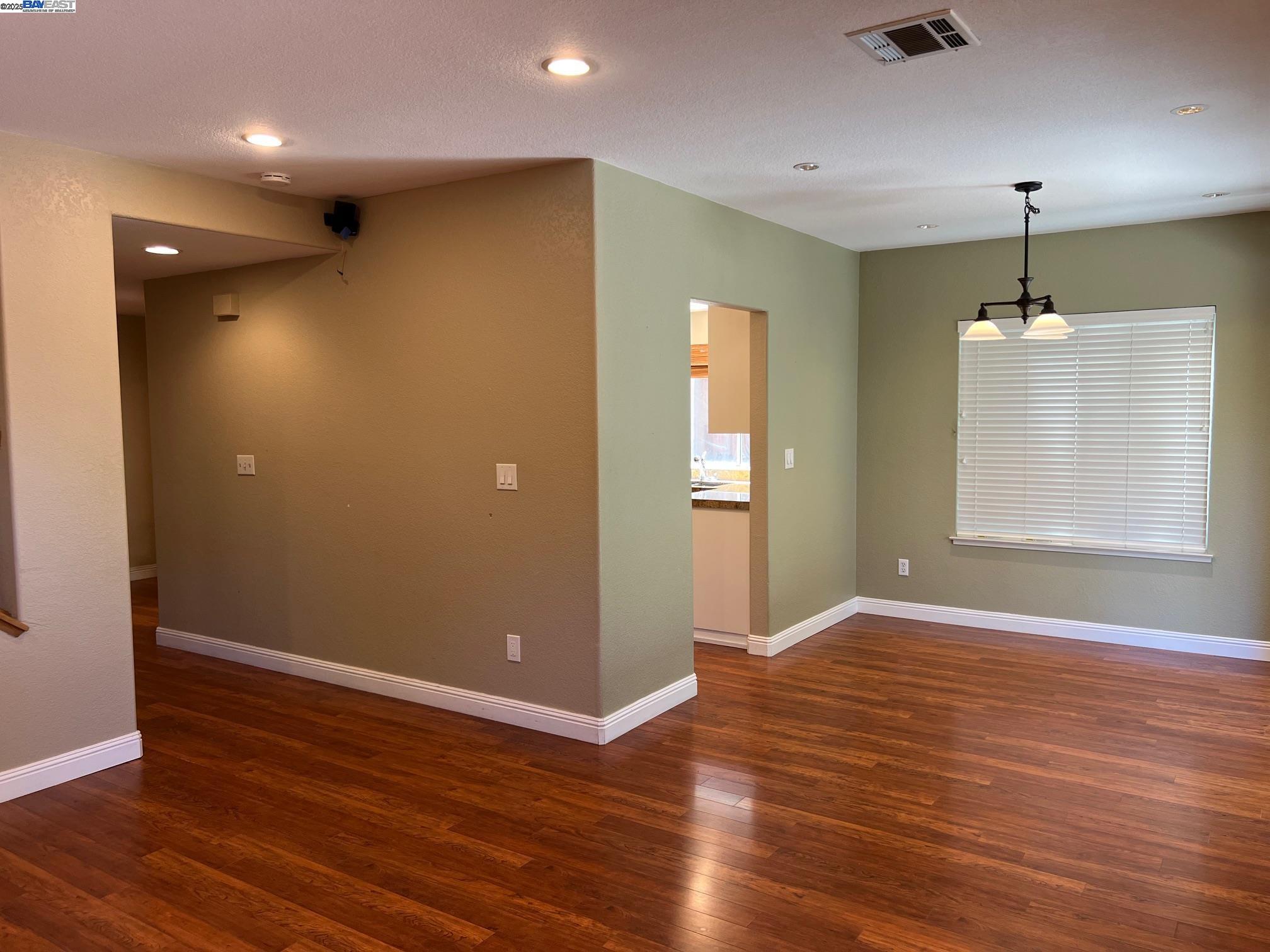Detail Gallery Image 15 of 52 For 4173 Garibaldi Pl, Pleasanton,  CA 94566 - 3 Beds | 2/1 Baths
