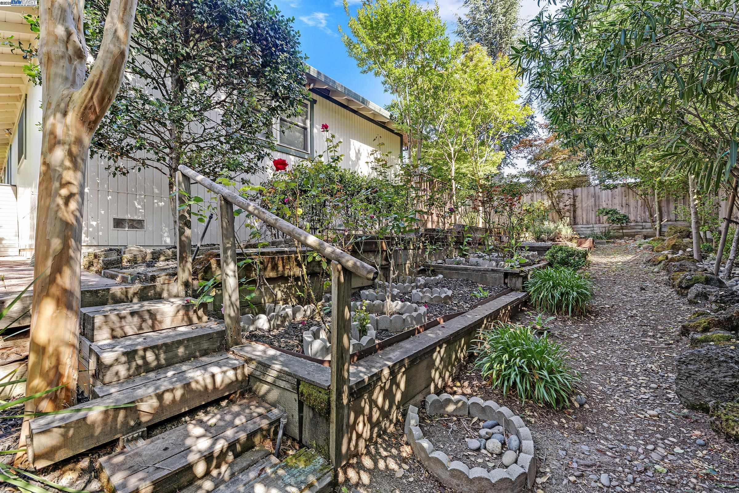 2207 Dexter Ct., Hayward, California 94541, 3 Bedrooms Bedrooms, 7 Rooms Rooms,2 BathroomsBathrooms,Residential,For Sale,2207 Dexter Ct.,41103330