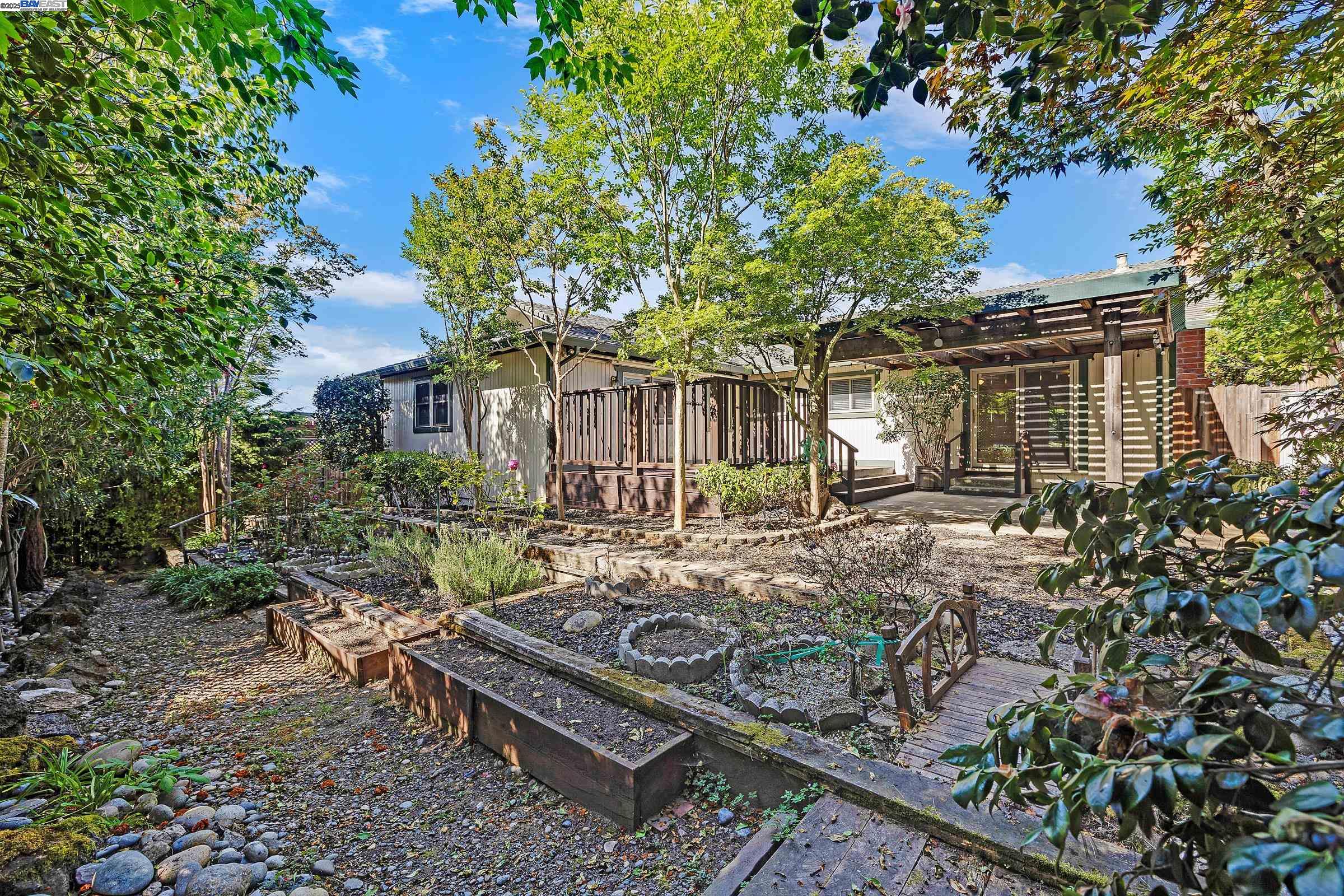 2207 Dexter Ct., Hayward, California 94541, 3 Bedrooms Bedrooms, 7 Rooms Rooms,2 BathroomsBathrooms,Residential,For Sale,2207 Dexter Ct.,41103330