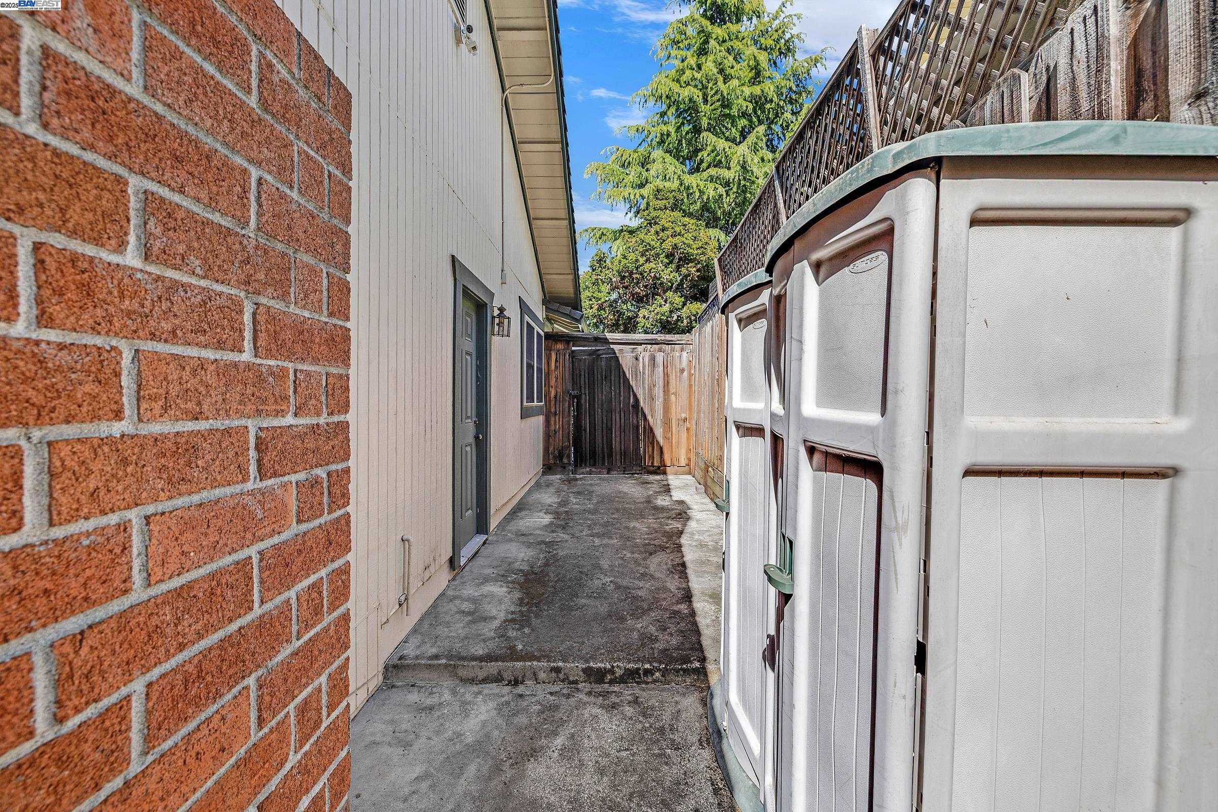 2207 Dexter Ct., Hayward, California 94541, 3 Bedrooms Bedrooms, 7 Rooms Rooms,2 BathroomsBathrooms,Residential,For Sale,2207 Dexter Ct.,41103330