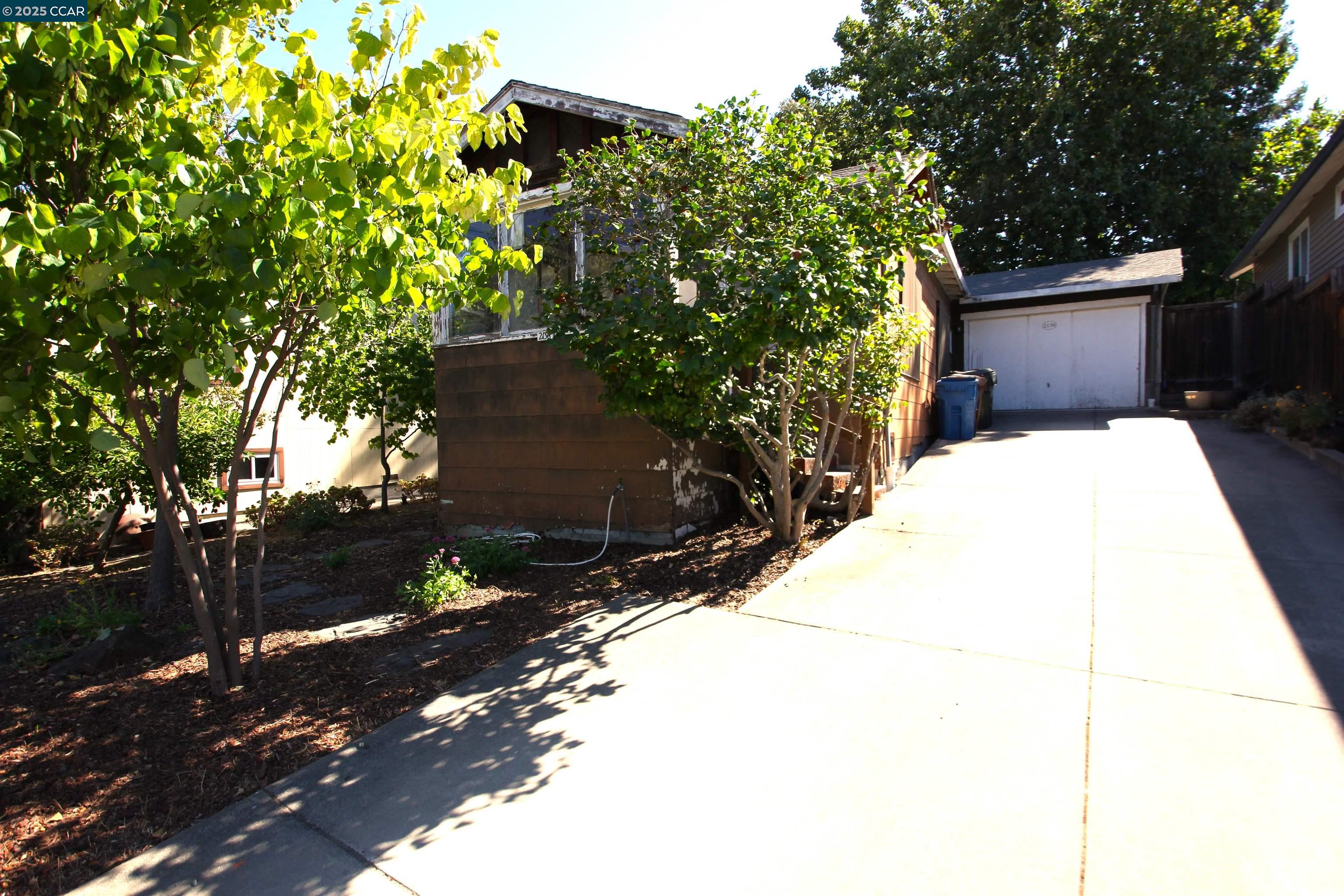 Detail Gallery Image 1 of 22 For 2136 Monterey Ave, Martinez,  CA 94553 - 2 Beds | 1 Baths