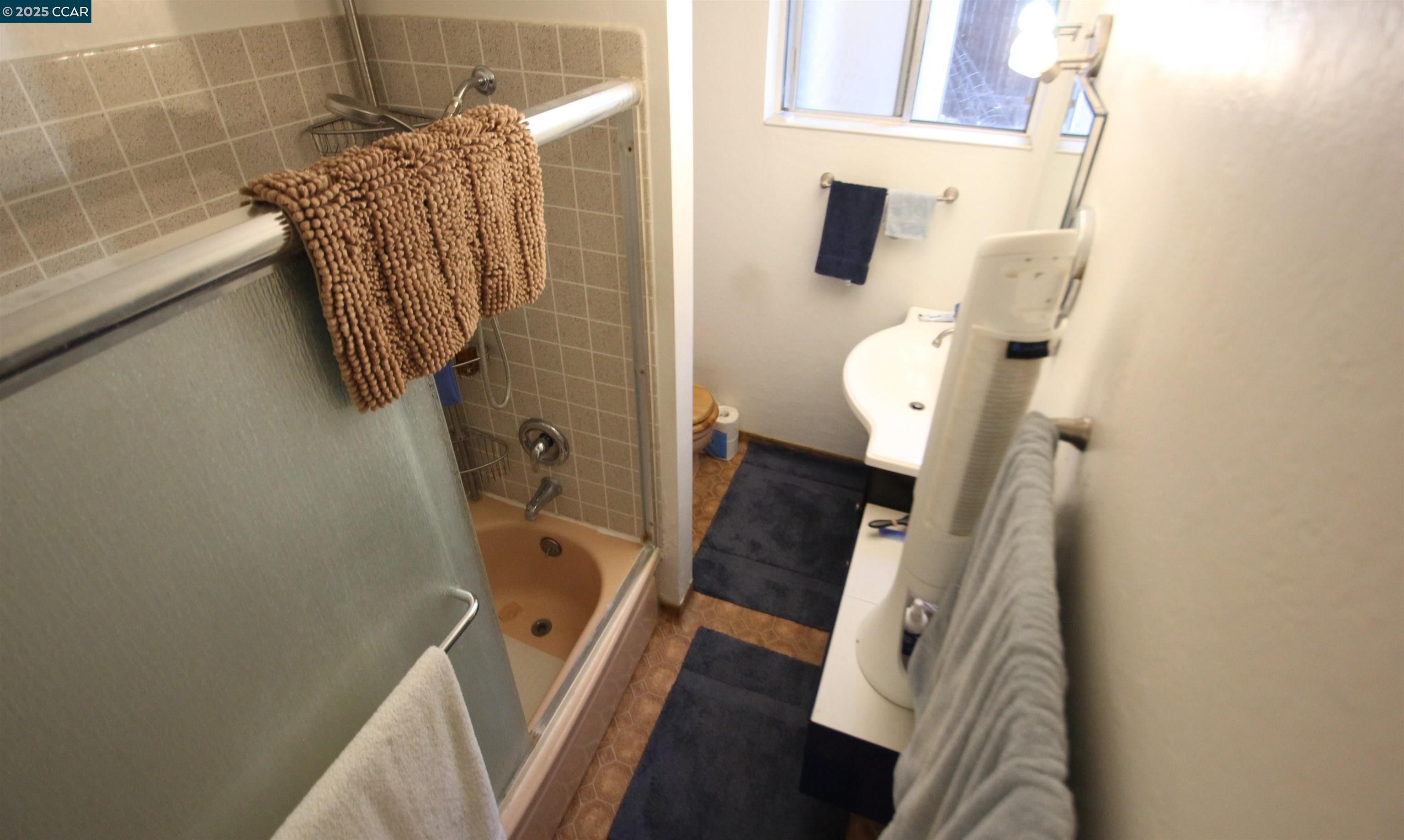 Detail Gallery Image 13 of 22 For 2136 Monterey Ave, Martinez,  CA 94553 - 2 Beds | 1 Baths