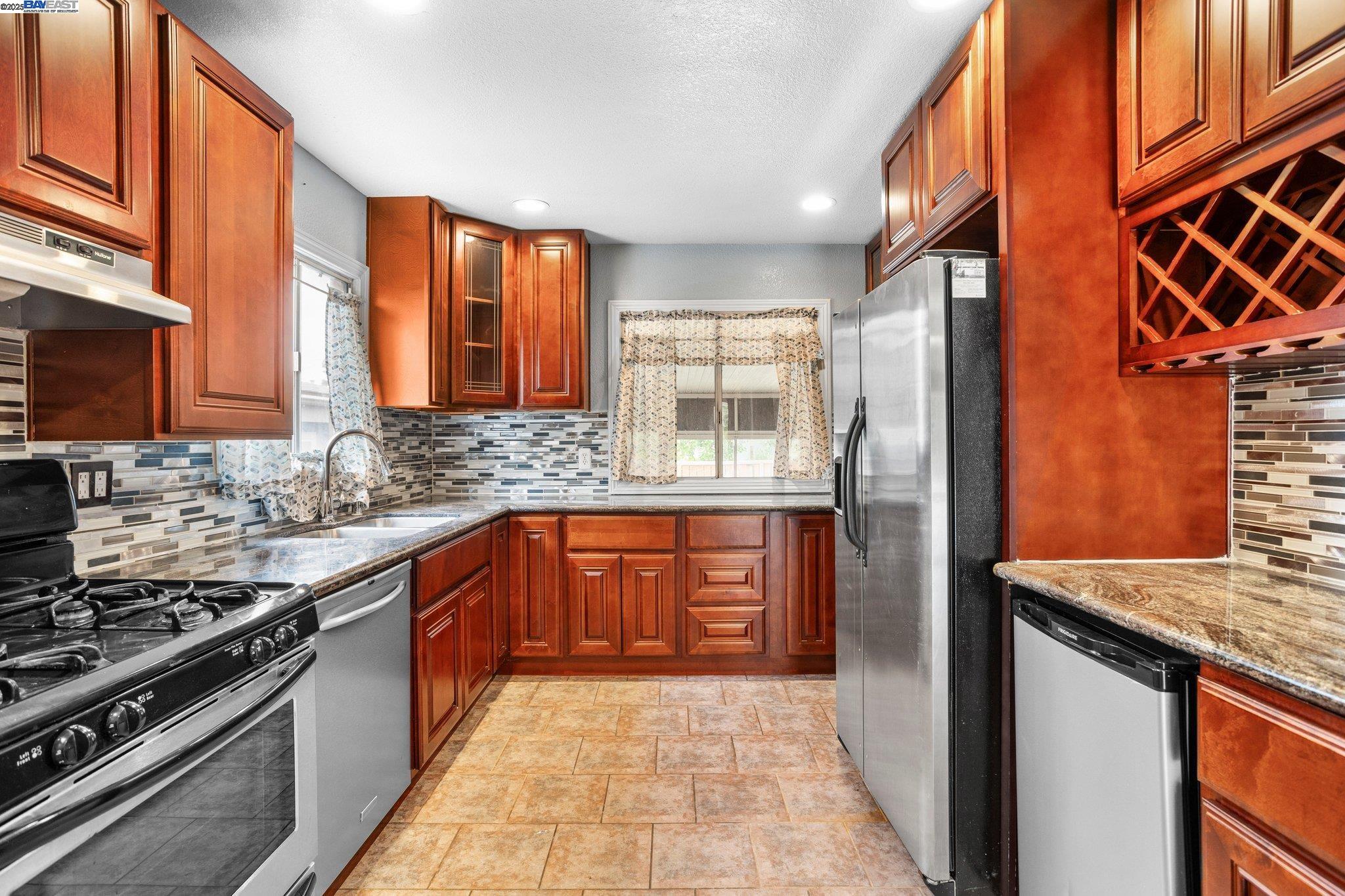 Detail Gallery Image 8 of 28 For 127 Grove St, Richmond,  CA 94804 - 3 Beds | 175/1 Baths