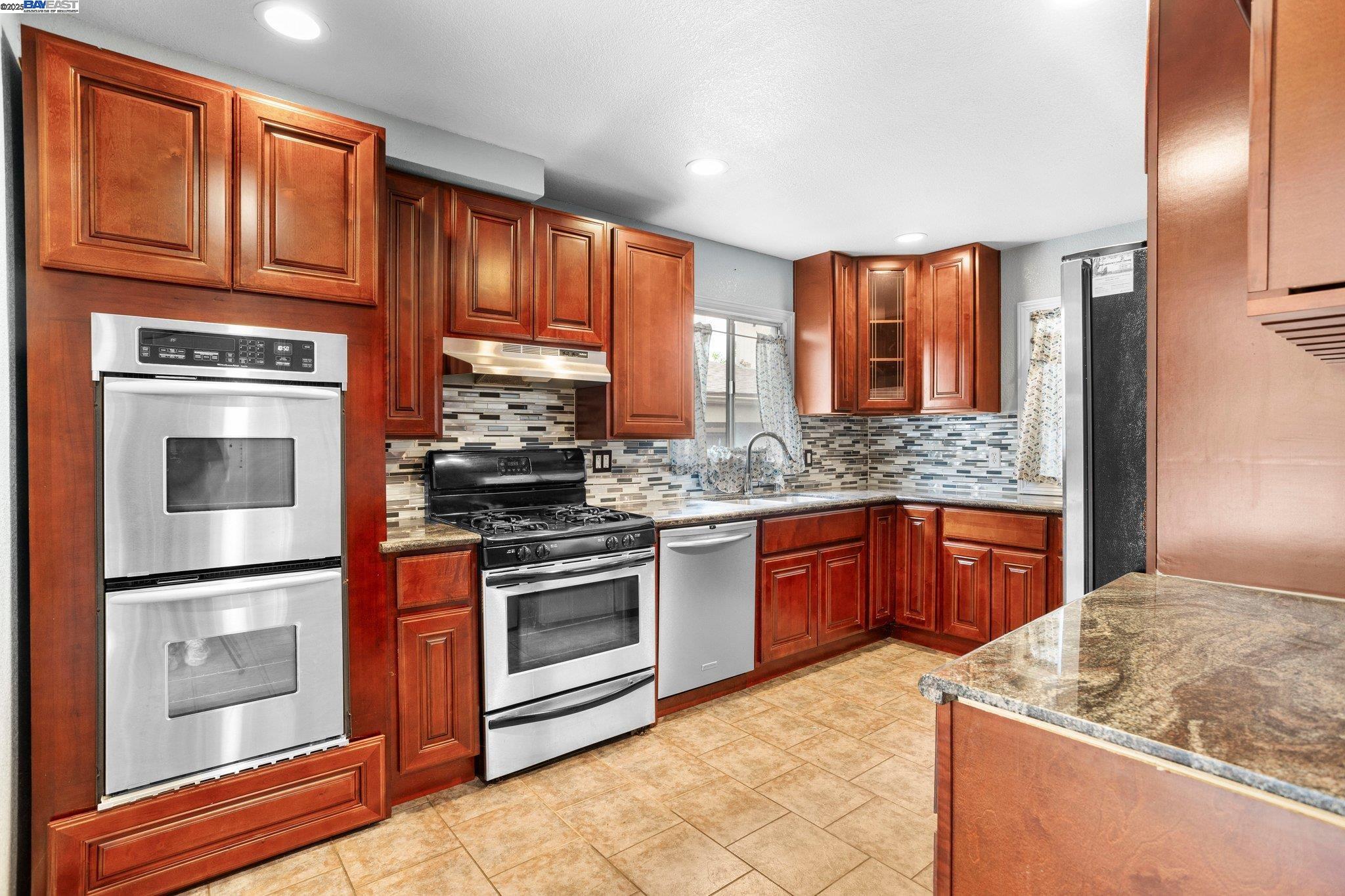 Detail Gallery Image 9 of 28 For 127 Grove St, Richmond,  CA 94804 - 3 Beds | 175/1 Baths