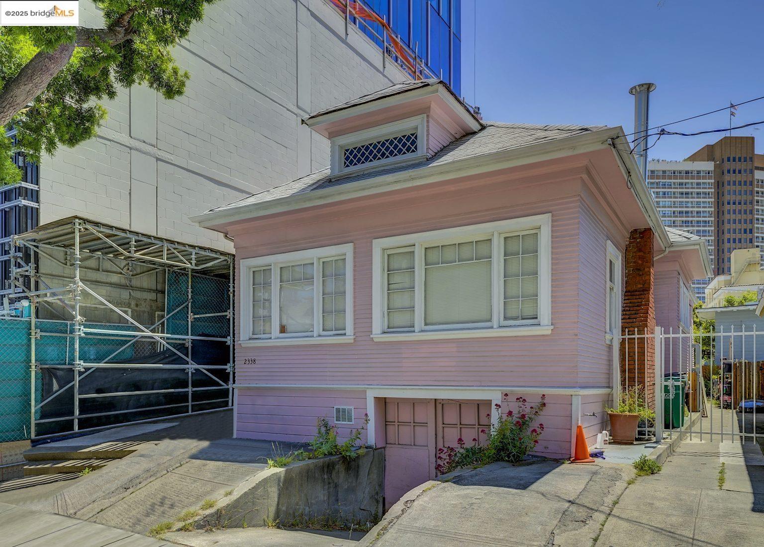 Detail Gallery Image 2 of 7 For 2338 Waverly St, Oakland,  CA 94612 - – Beds | – Baths