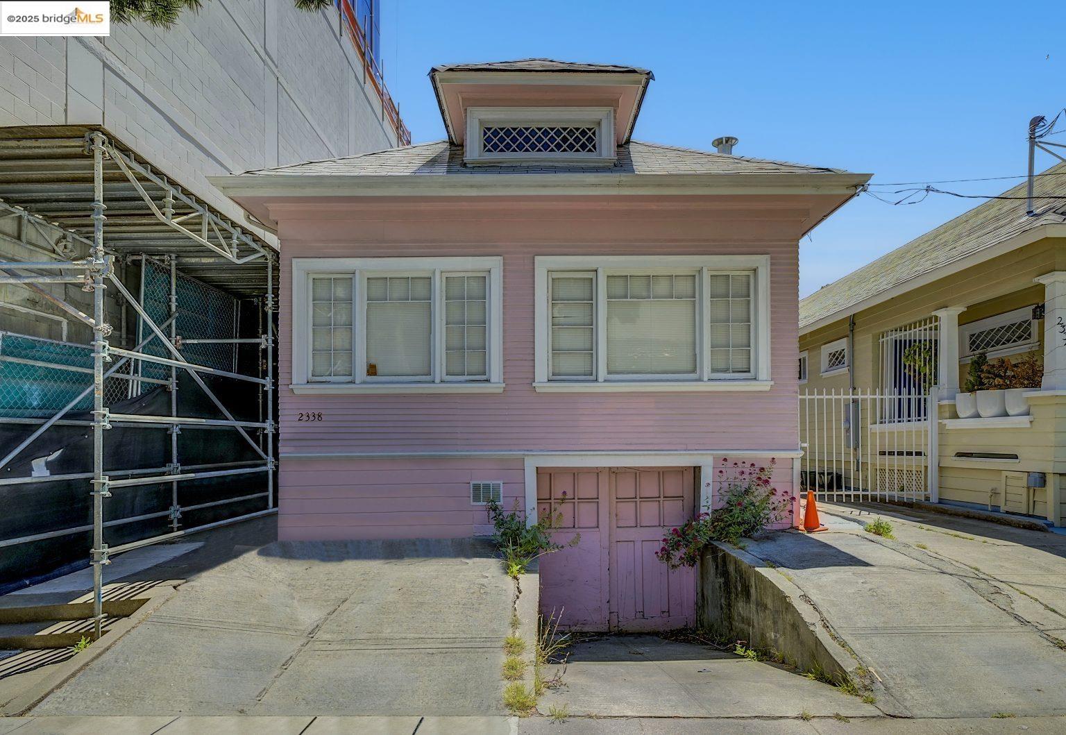 Detail Gallery Image 3 of 7 For 2338 Waverly St, Oakland,  CA 94612 - – Beds | – Baths