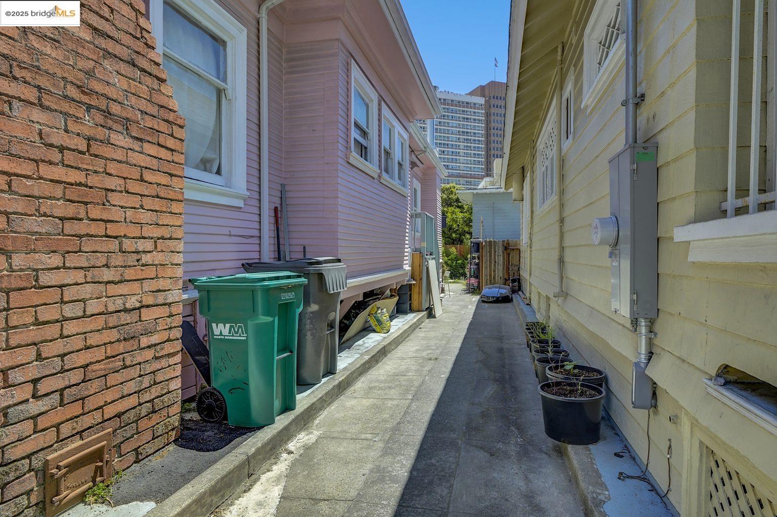 Detail Gallery Image 4 of 7 For 2338 Waverly St, Oakland,  CA 94612 - – Beds | – Baths
