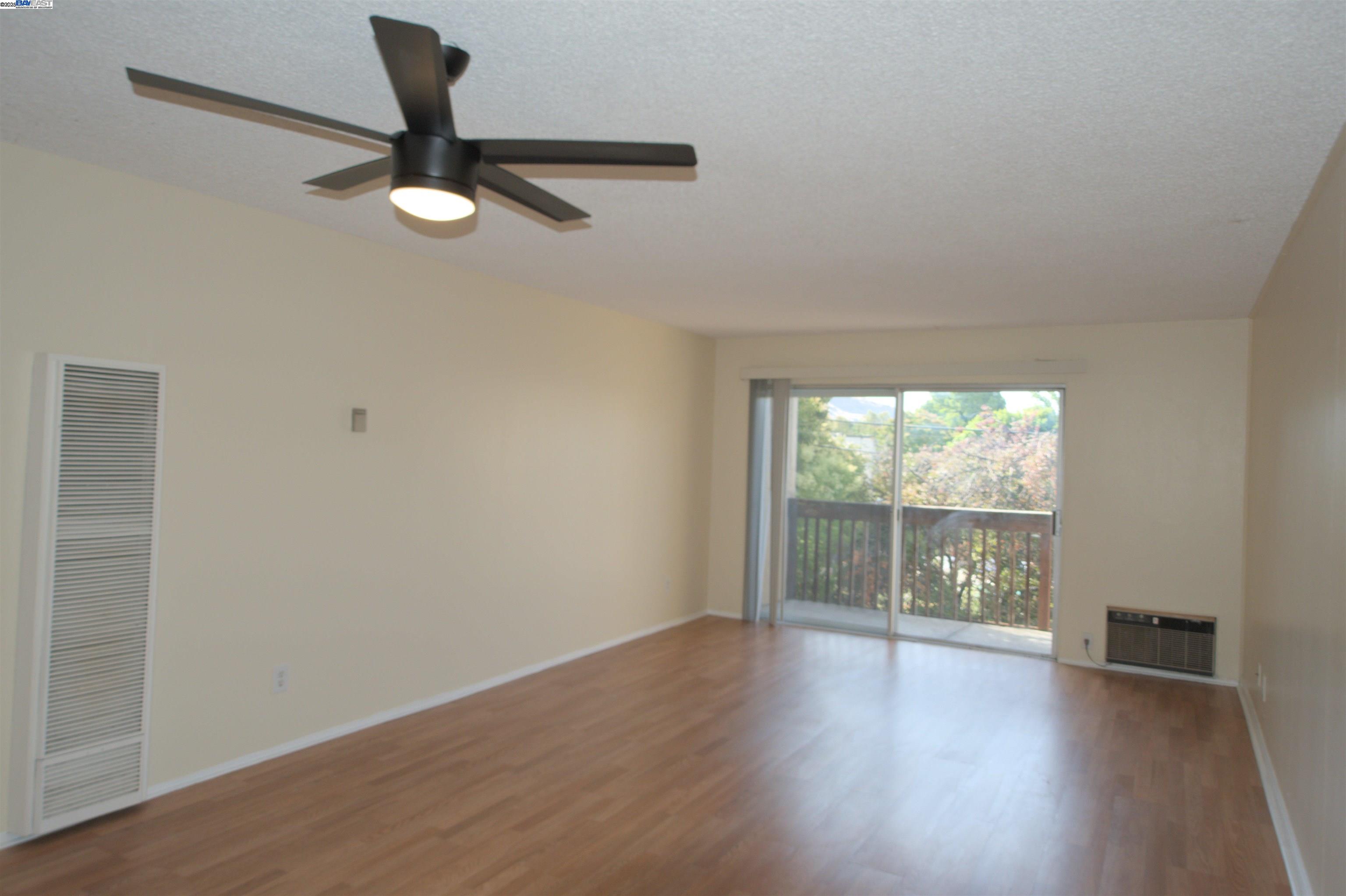 Detail Gallery Image 4 of 25 For 1060 Oak Grove Road #71,  Concord,  CA 94518-3145 - 2 Beds | 1 Baths