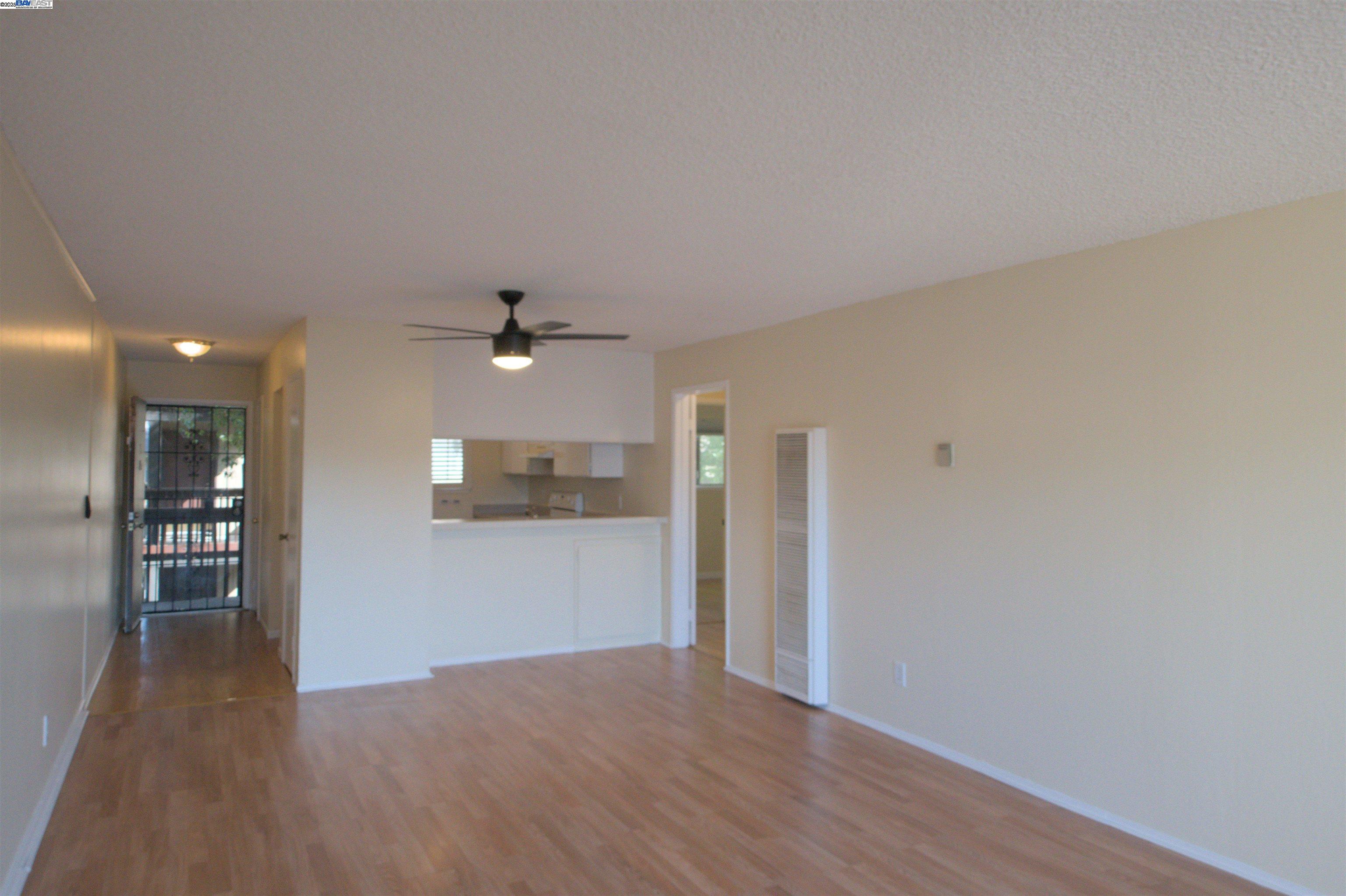Detail Gallery Image 5 of 25 For 1060 Oak Grove Road #71,  Concord,  CA 94518-3145 - 2 Beds | 1 Baths