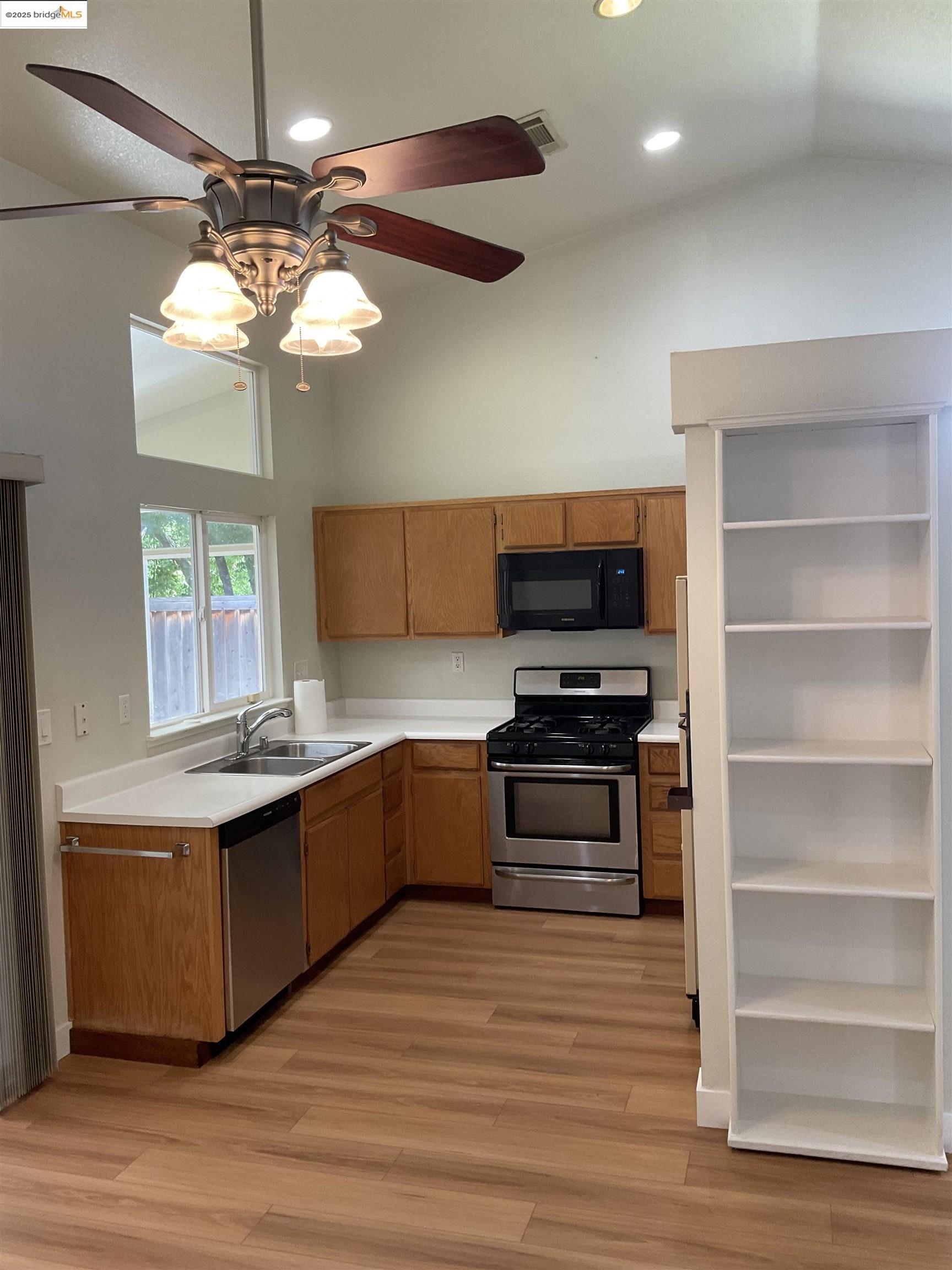 Detail Gallery Image 2 of 10 For 4924 Stonegate Way, Antioch,  CA 94531 - 3 Beds | 2 Baths